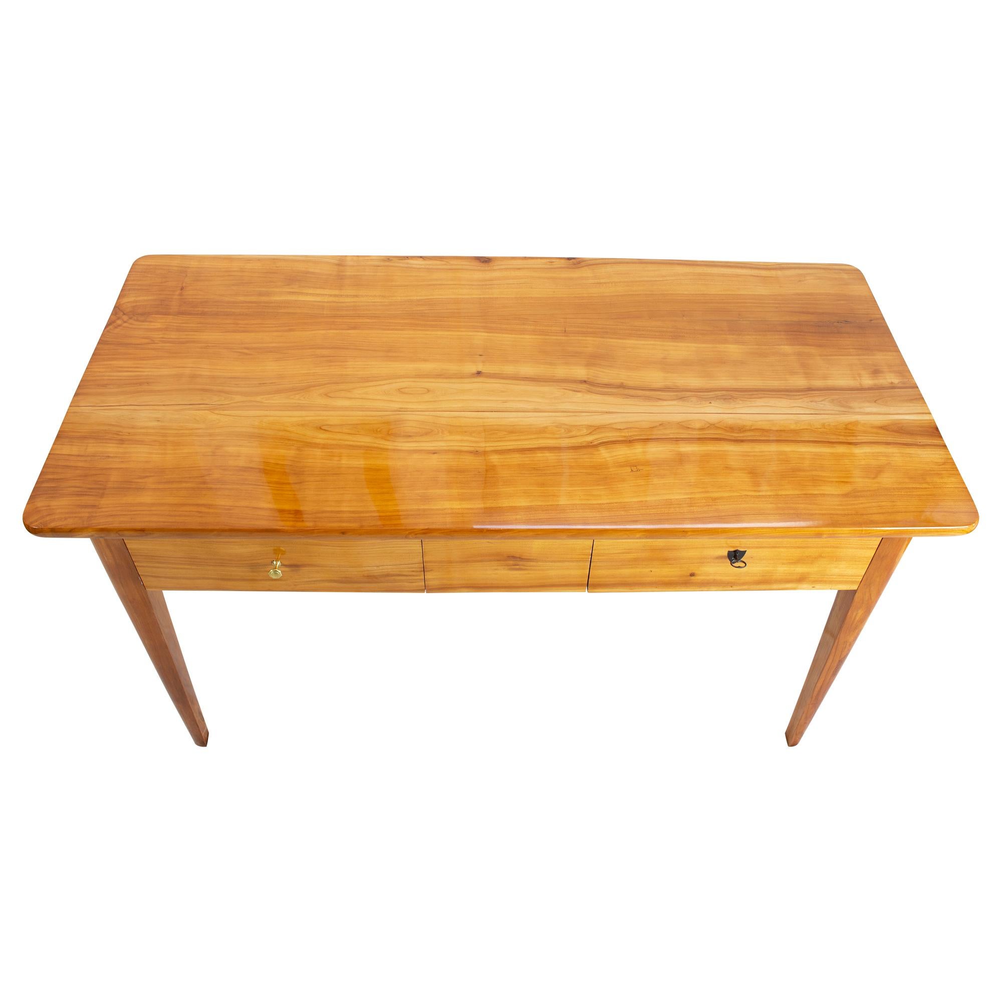 Ein sehr schöner Tisch aus massivem Kirschbaumholz, aus der Biedermeierzeit um 1830, mit zwei Schubladen (Kirsche / Weichholz.). Der Abstand zwischen dem Boden und dem Rahmen beträgt 57,5 cm. 
Der Tisch ist in einem sehr guten restaurierten Zustand.