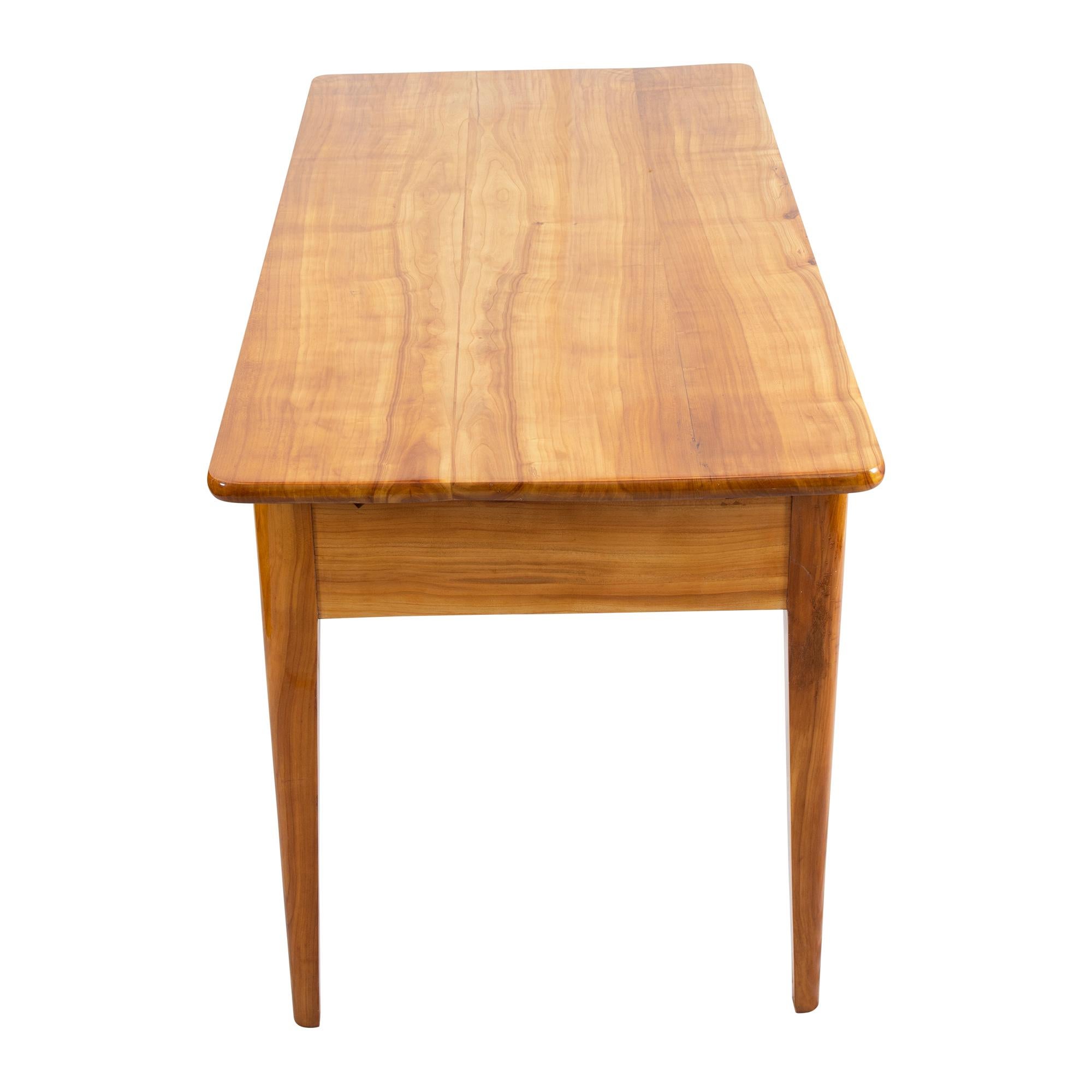 19th Century Biedermeier Solid Cherrywood Table In Good Condition For Sale In Darmstadt, DE
