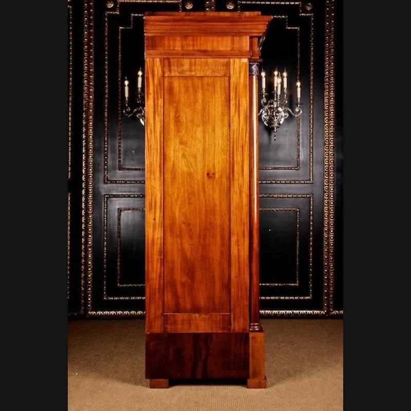 Tedesco Armoire in mogano in stile Biedermeier del XIX secolo in vendita