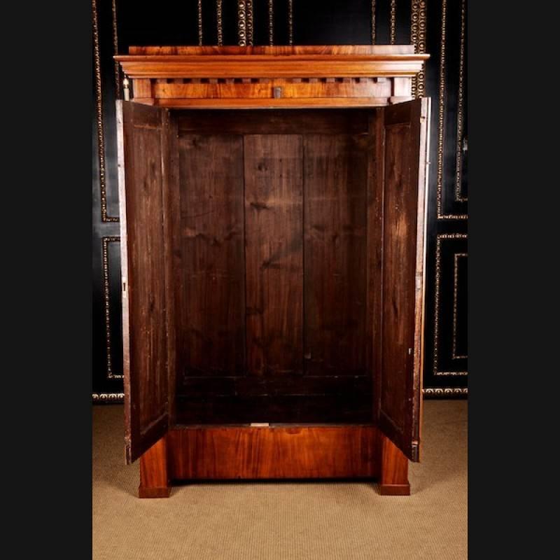 Armoire en acajou de style Biedermeier du 19ème siècle en vente 1