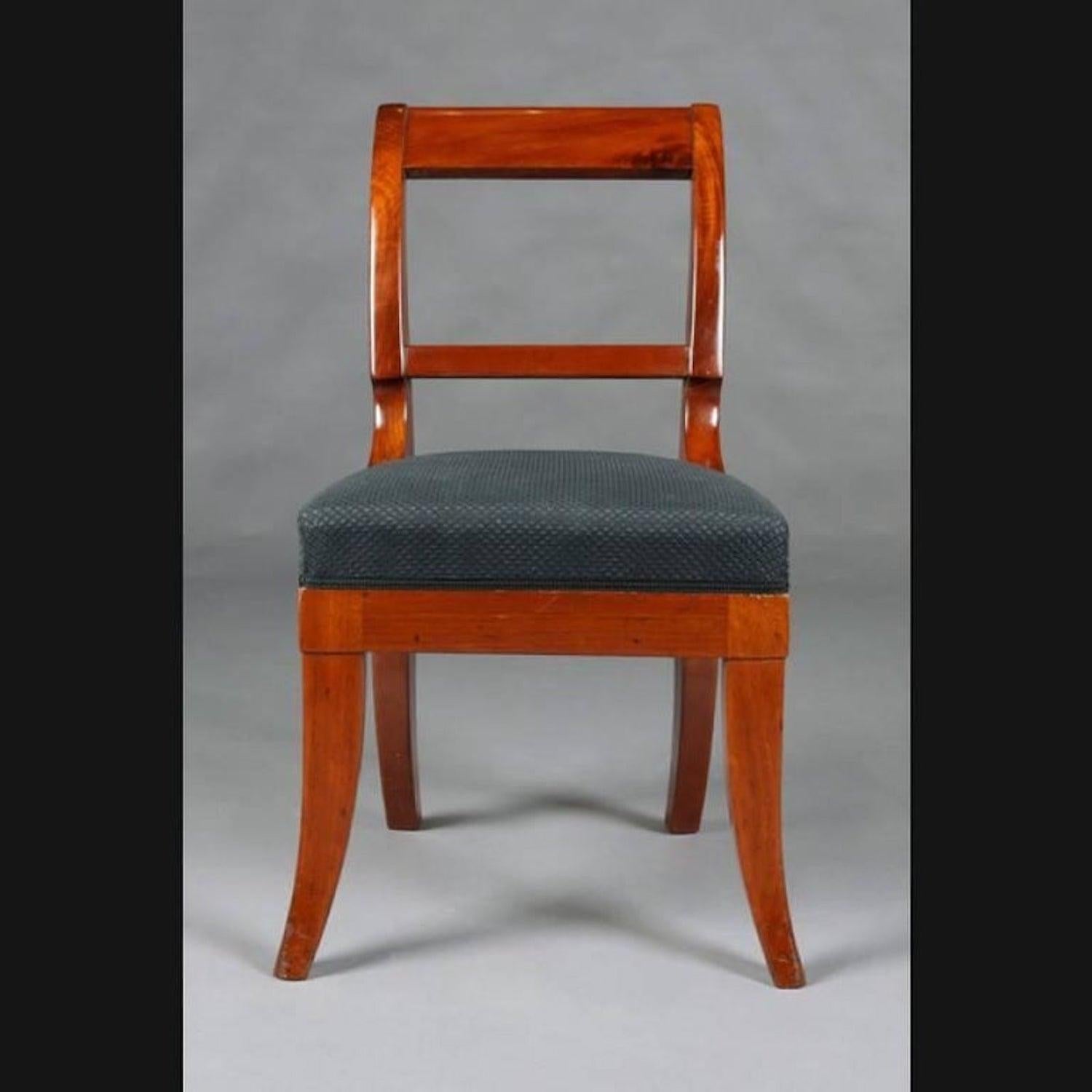 Sedia Biedermeier molto elegante del 1825 circa in mogano.
Mogano massiccio. Struttura trapezoidale su gambe a sciabola. Schienale ad alto profilo e con schienale profilato Telaio con ampia parte superiore e centrale. Sedile imbottito.