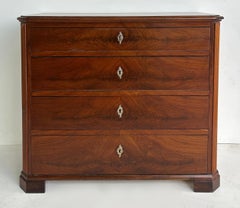 Mahagoni-Kommode im Biedermeier-Stil des 19. Jahrhunderts, geflammte Maserung