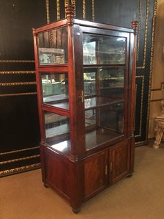 Dreiseitige Vitrine aus glasiertem Glas im Biedermeier-Stil des 19. Jahrhunderts aus Mahagonifurnier