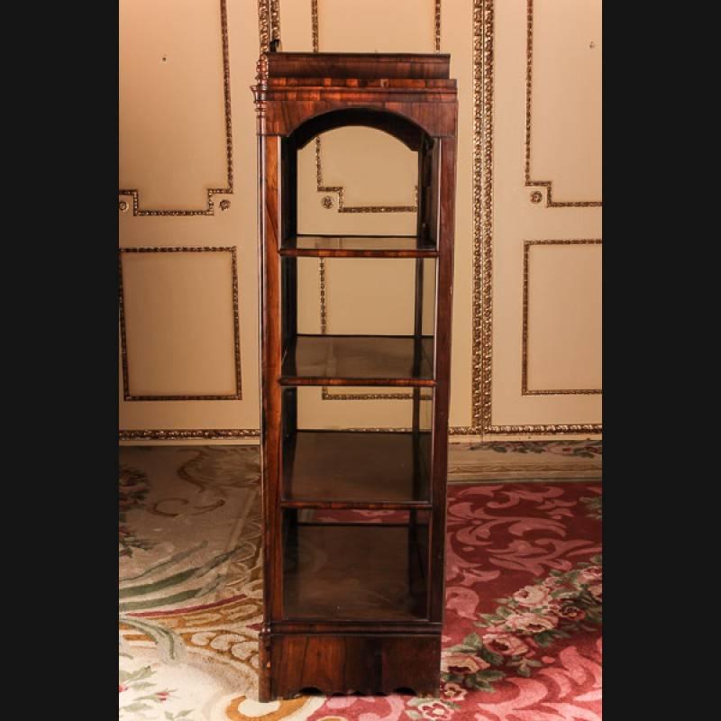 Tedesco Vitrina in vetro smaltato a tre lati in stile Biedermeier del XIX secolo in vendita