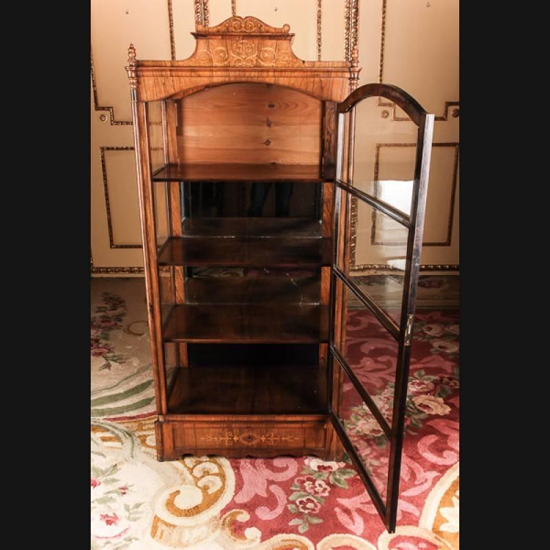 Impiallacciato Vitrina in vetro smaltato a tre lati in stile Biedermeier del XIX secolo in vendita
