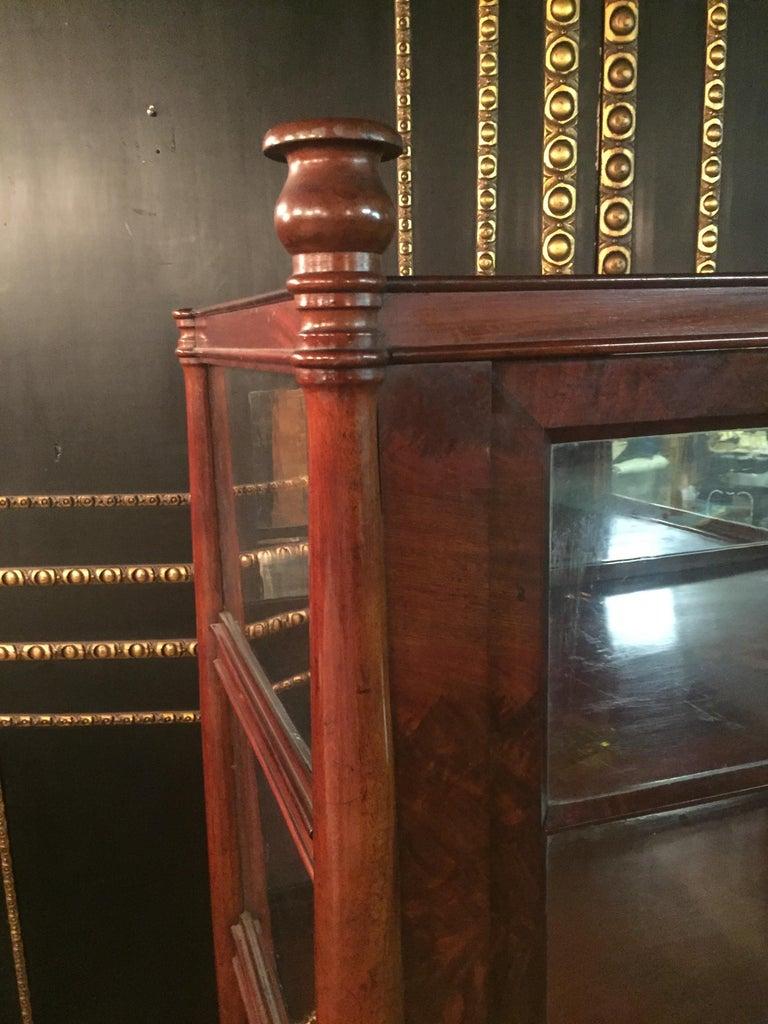 Dreiseitige Vitrine aus glasiertem Glas im Biedermeier-Stil des 19. Jahrhunderts aus Mahagonifurnier im Zustand „Gut“ im Angebot in Berlin, DE