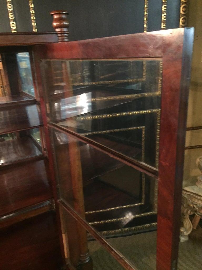 Dreiseitige Vitrine aus glasiertem Glas im Biedermeier-Stil des 19. Jahrhunderts aus Mahagonifurnier im Angebot 3