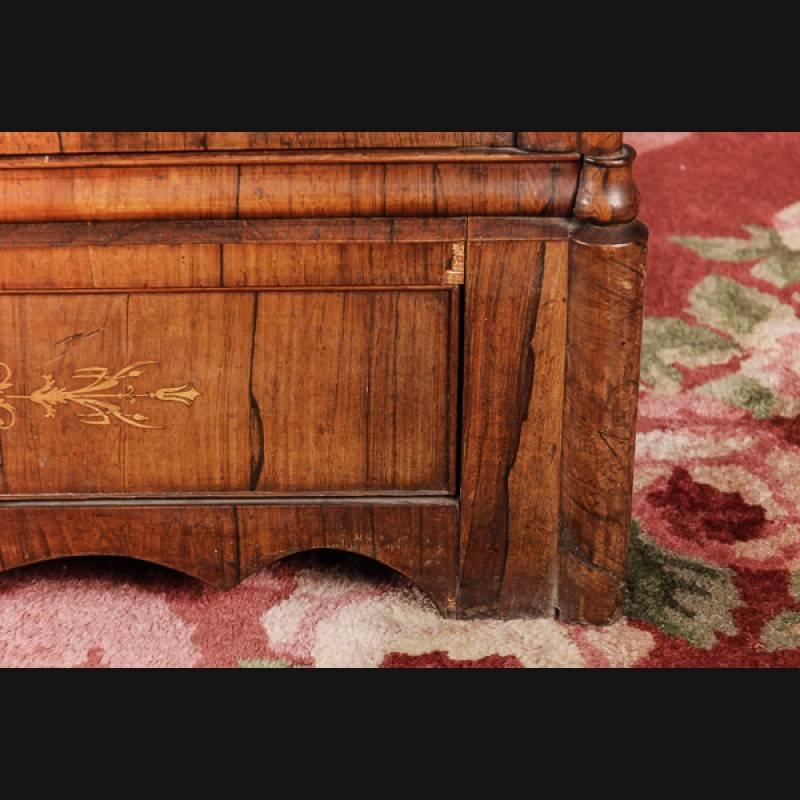 Vitrina in vetro smaltato a tre lati in stile Biedermeier del XIX secolo in vendita 3