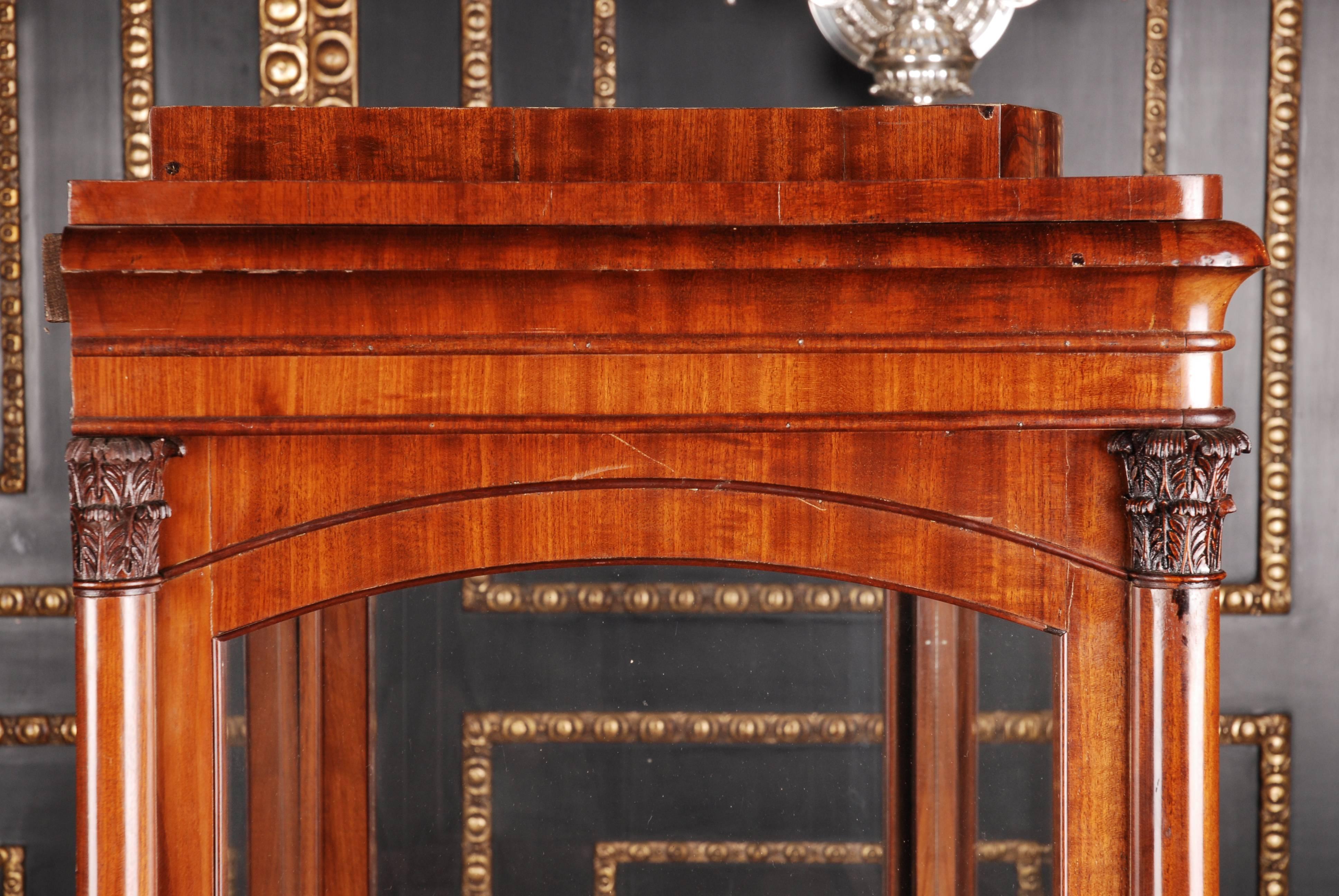 Vetrina a tre lati smaltata in stile Biedermeier del XIX secolo in vendita 5
