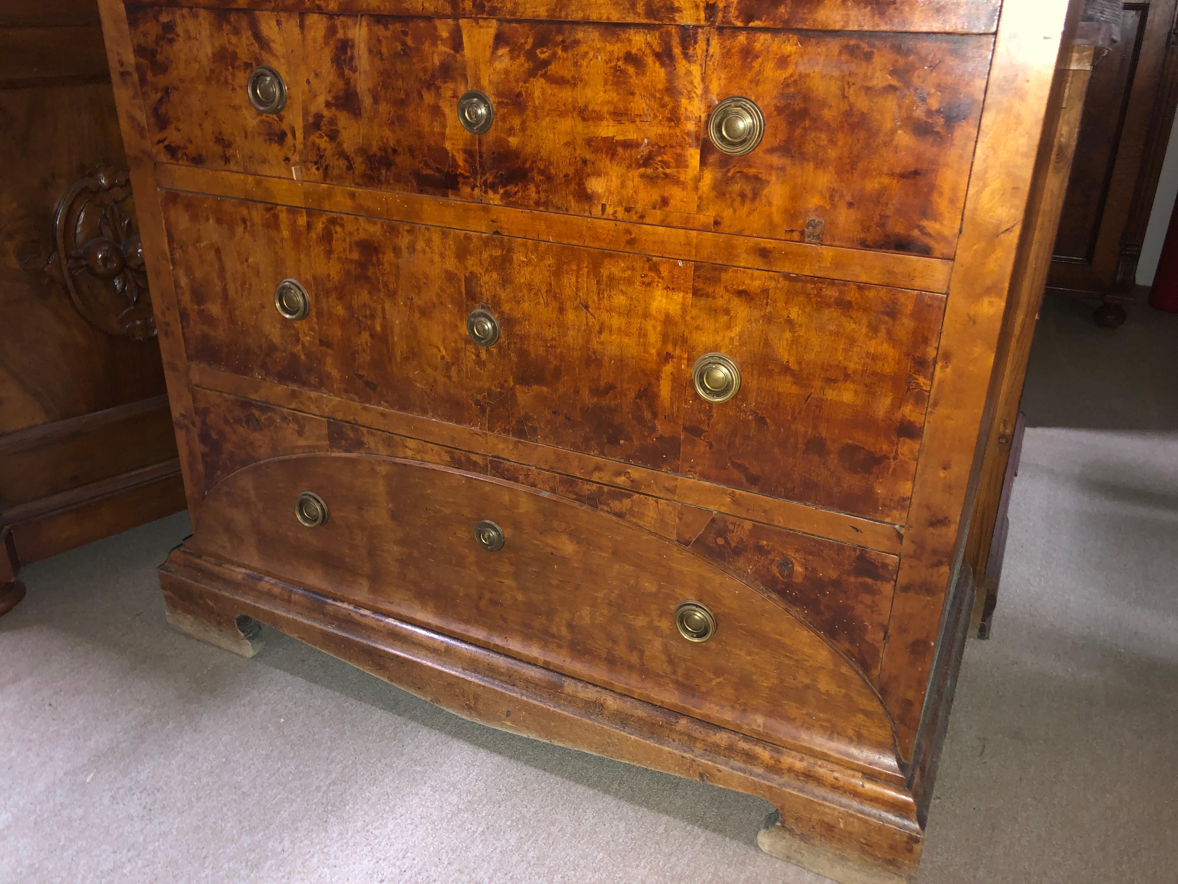 Beautiful example of Biedermeier chest of drawers from Sweden in birch wood. First Biedermeier period, circa 1830. Inside the secretaire there is the central part in the shape of a Greek temple, with ebonized profiles. We also find secrets and a