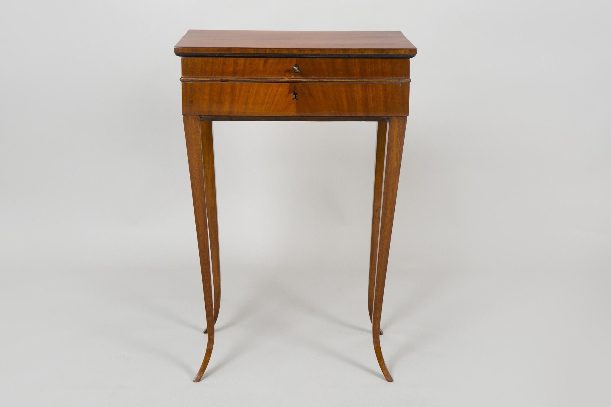 Biedermeier table
Completely restored.
Shellac polish.
Material: Mahogany
Source: Austria
Period: 1820-1829.