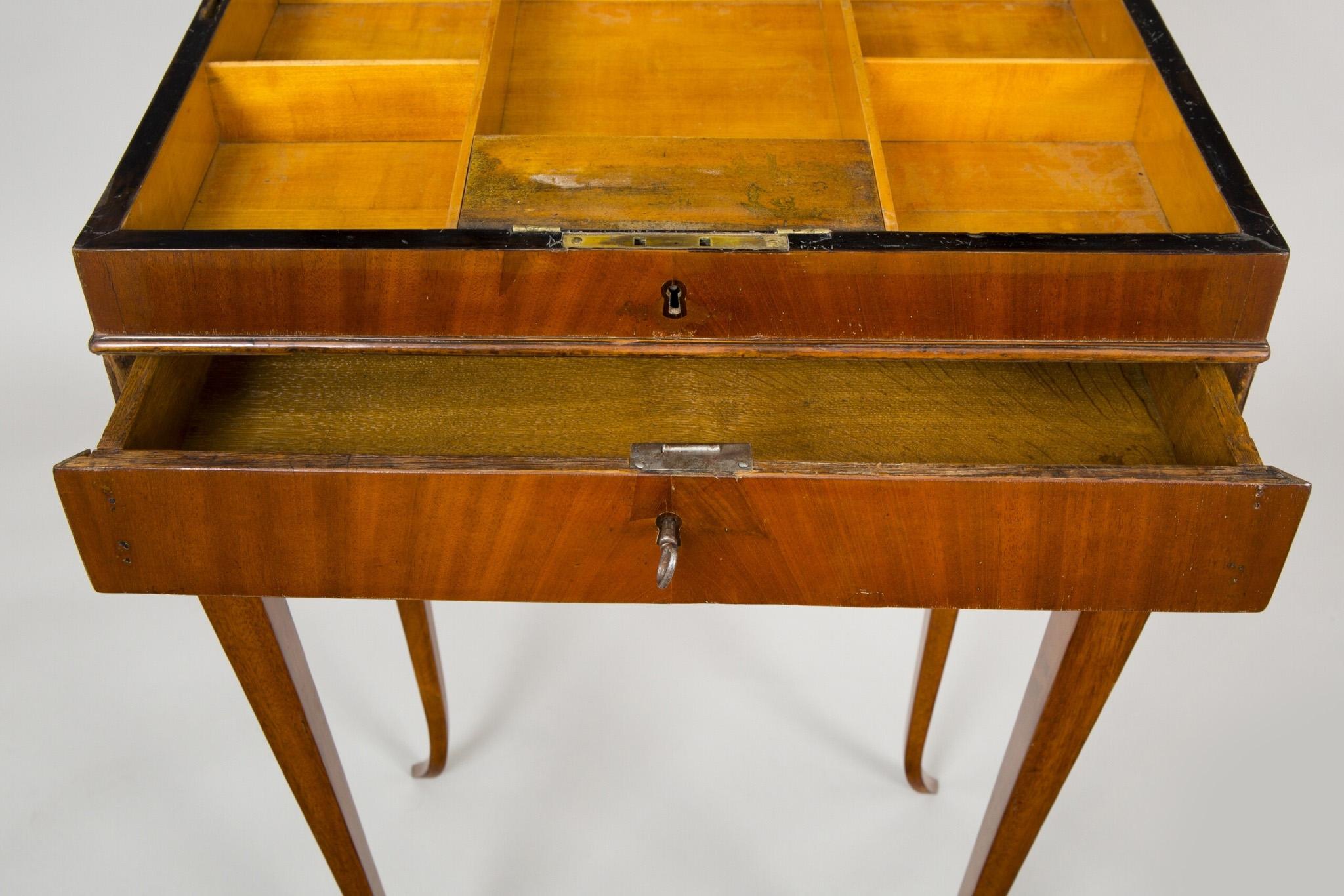 19th Century Biedermeier Table, Made in Austria, 1820s, Fully Restored For Sale 1