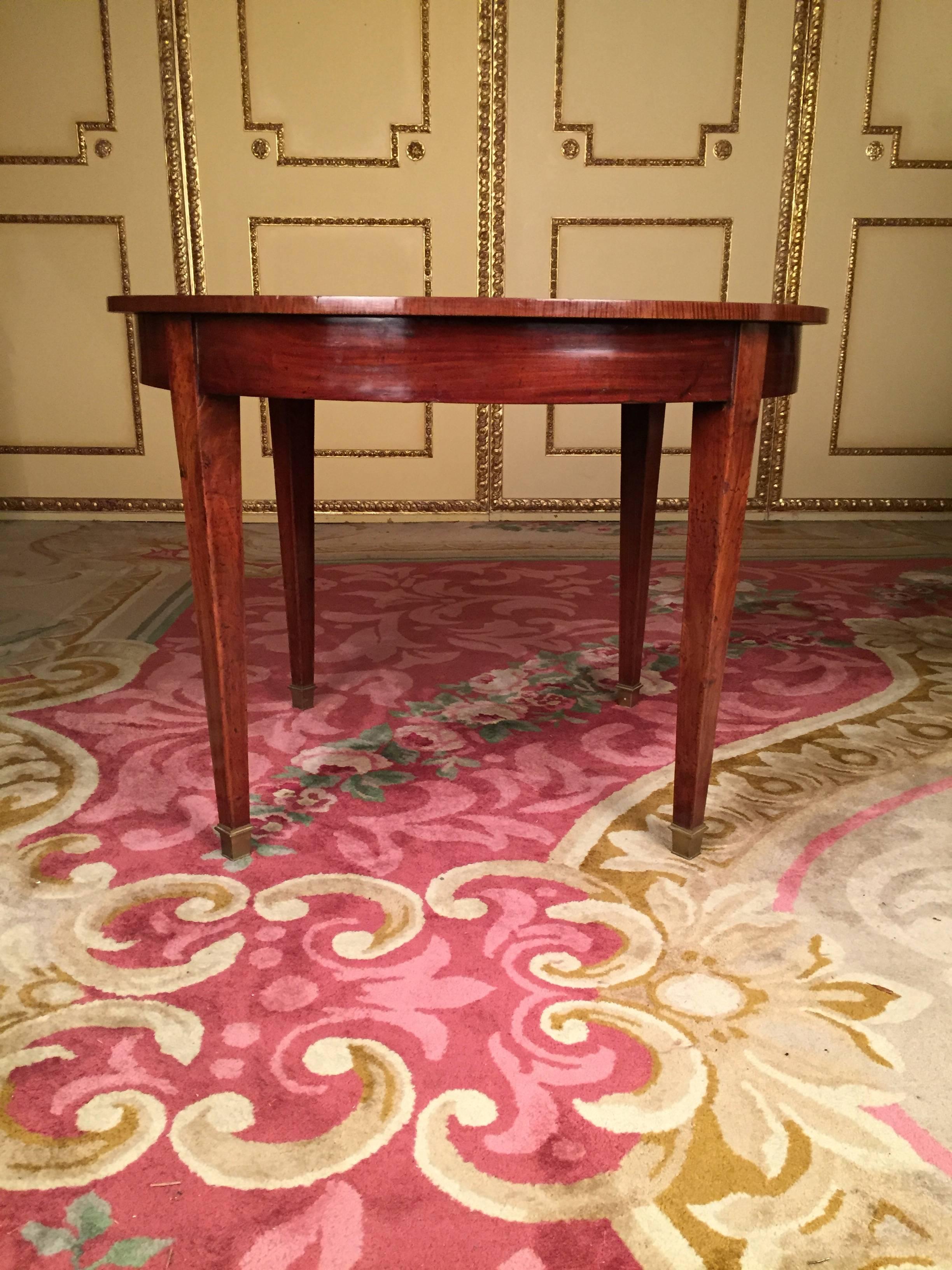 Mahogany solid wood. Pointing legs ending with grommets. Plate was supplemented a long time ago.


(A-139).
