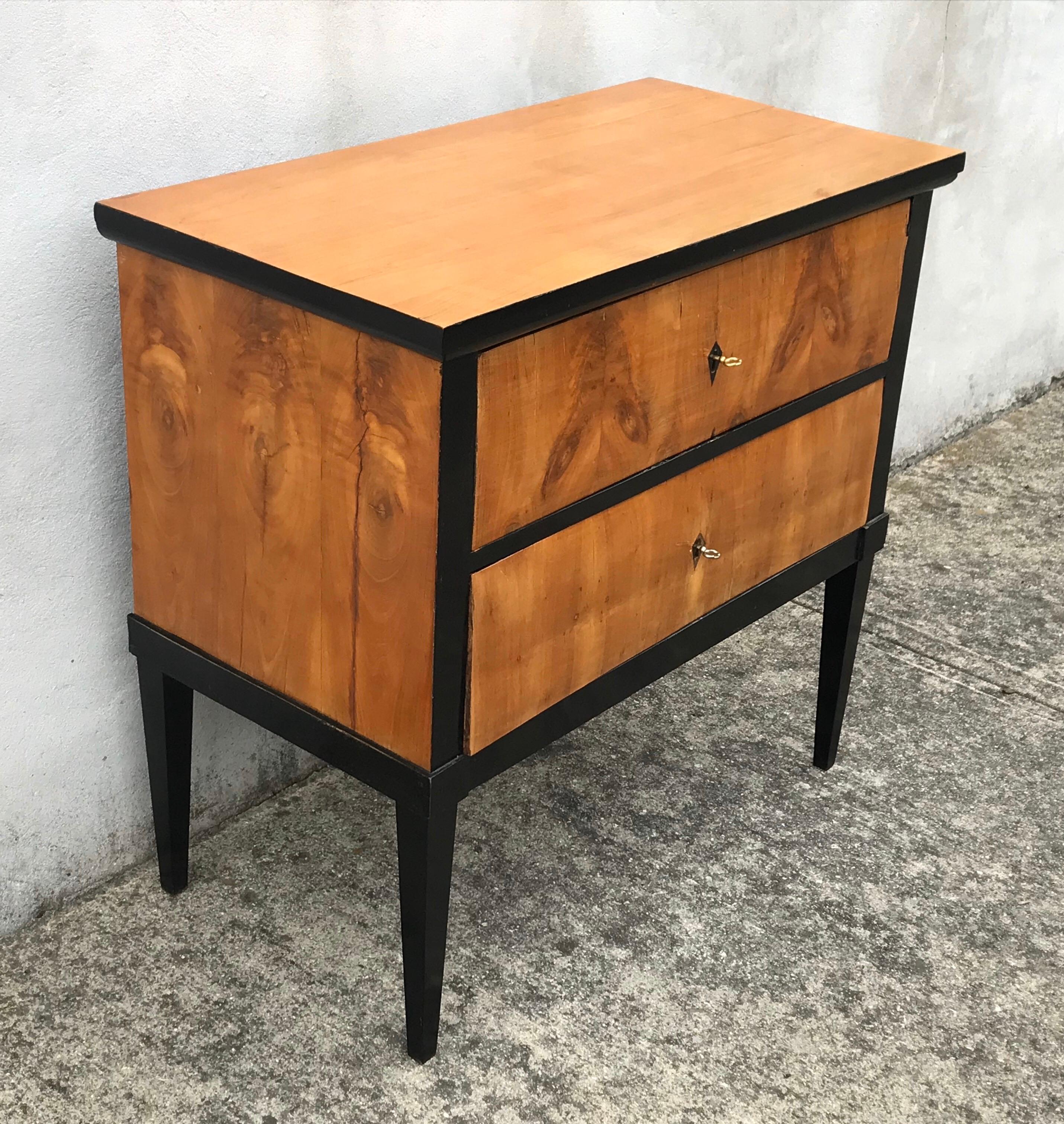 Beautiful walnut Biedermeier period dresser/commode from the mid-19th century, with two drawers and inlaid geometric motifs. This exquisite commode features a rectangular top sitting above two elegant drawers, each fitted with an ebonized