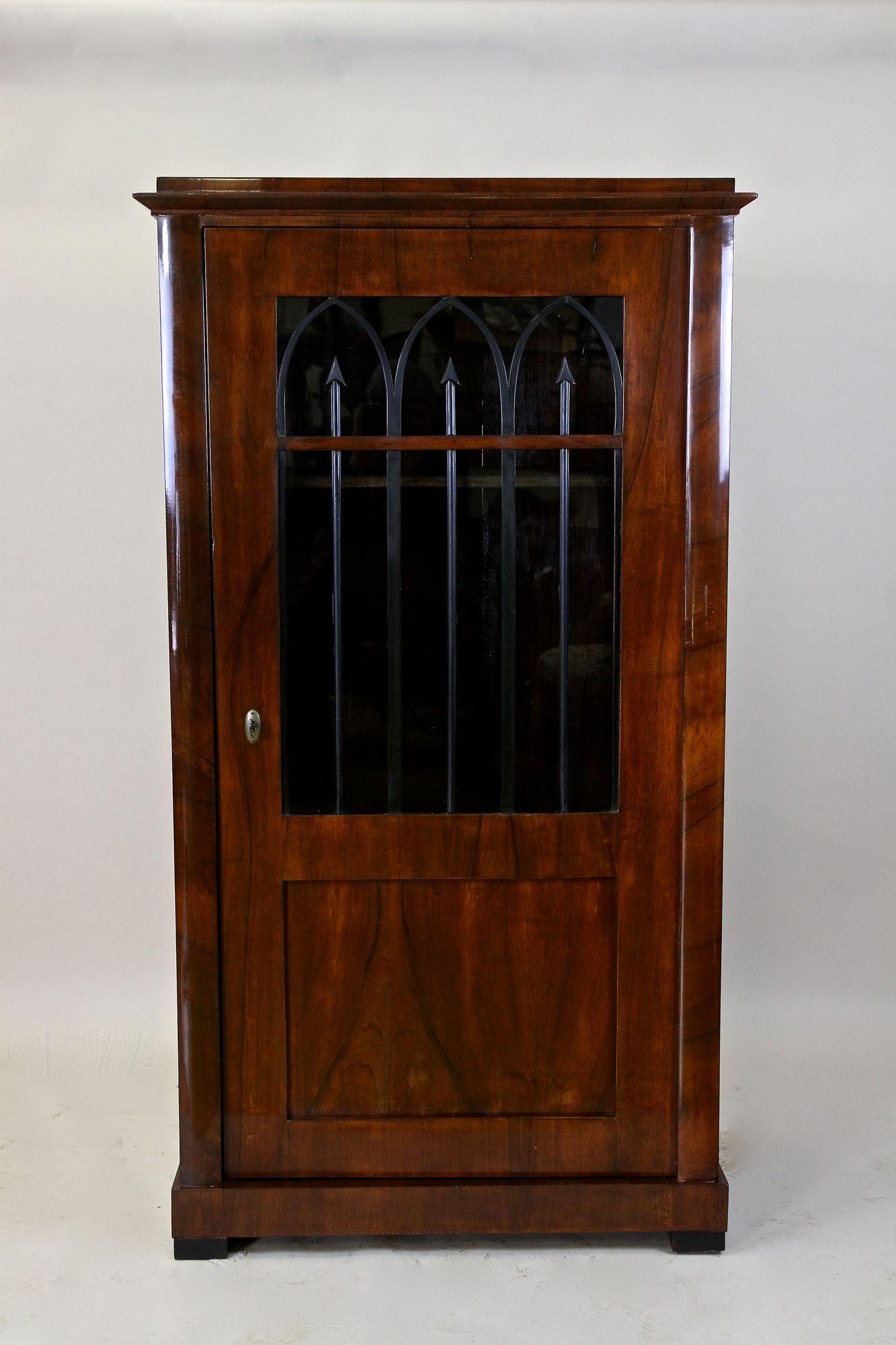 Beautiful Biedermeier bookcase or display cabinet from the famous period in Vienna around 1840. This fantastic looking 19th Century Austrian vitrine cabinet has been veneered in a very dark nutwood. A perfect sized antique bookcase/ vitrine cabinet