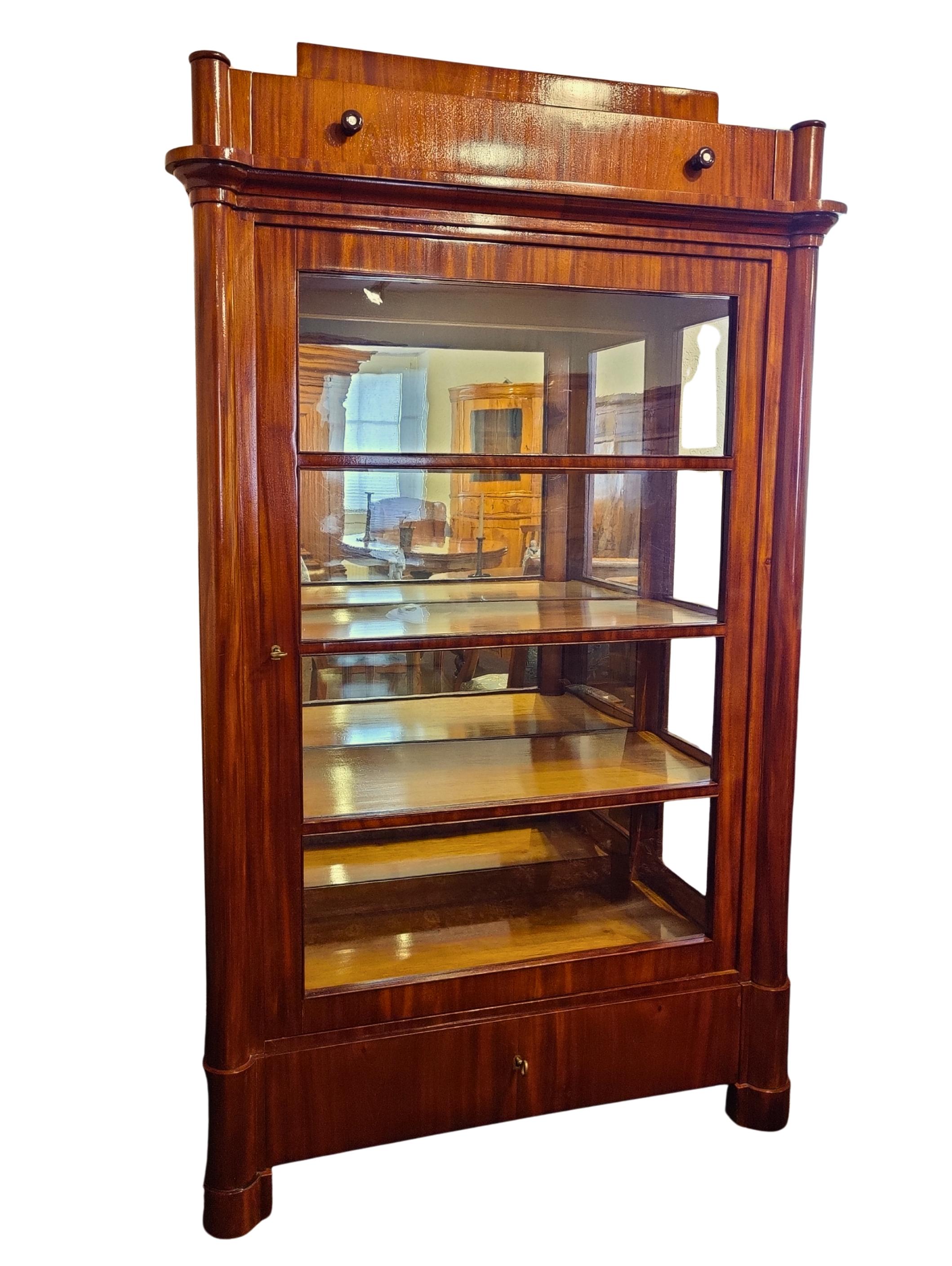 Vitrine Biedermeier du 19ème siècle, verre à trois côtés en vente 1
