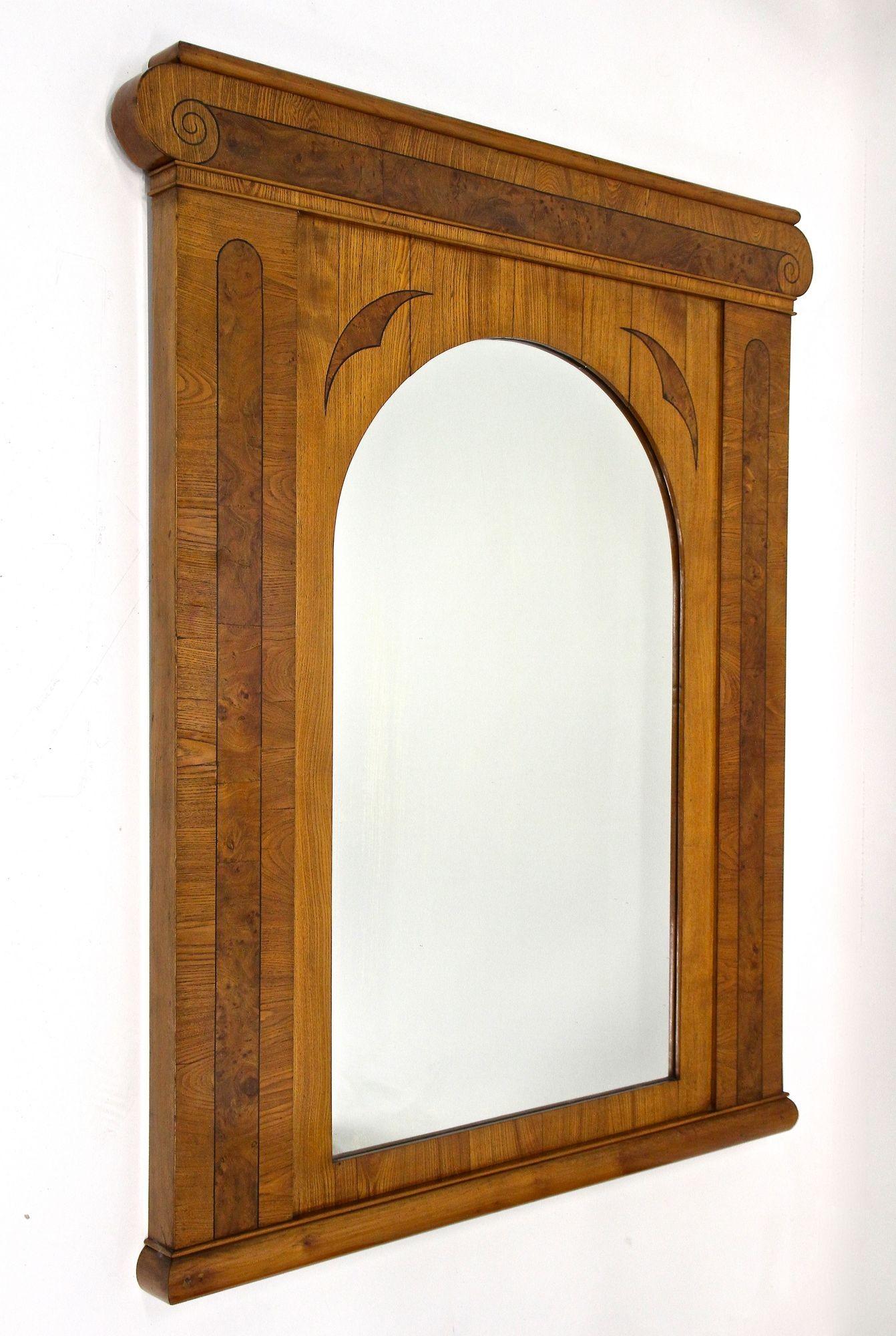 Extraordinaire miroir mural artisanal du XIXe siècle, datant de l'époque dite du 