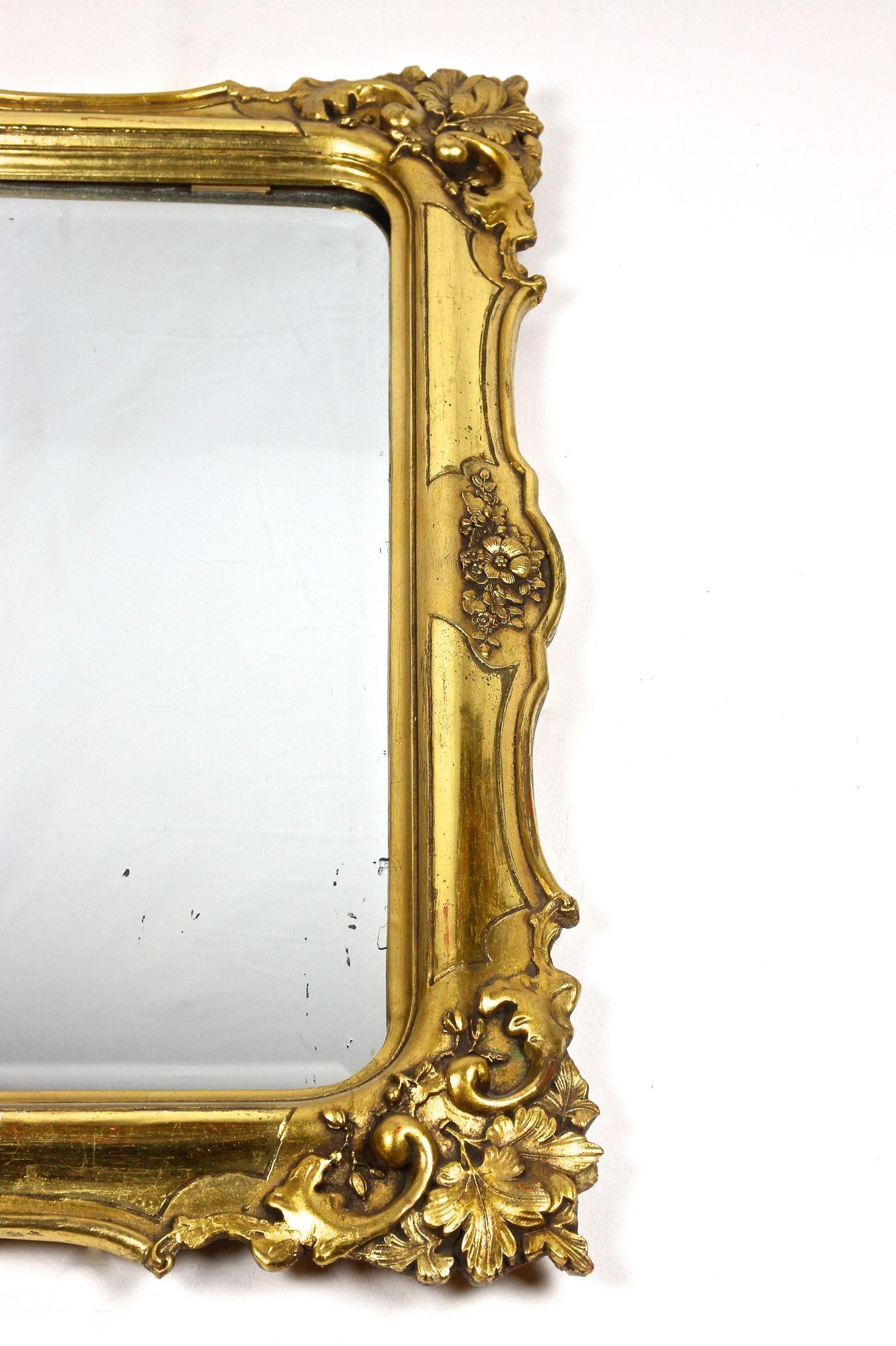 19. Jahrhundert Biedermeier Wandspiegel Blattgold vergoldet, Österreich um 1830 5