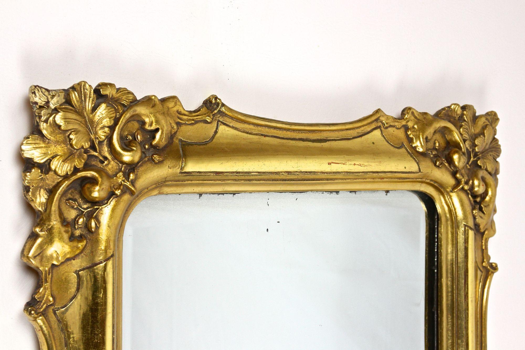 19. Jahrhundert Biedermeier Wandspiegel Blattgold vergoldet, Österreich um 1830 (Vergoldet)