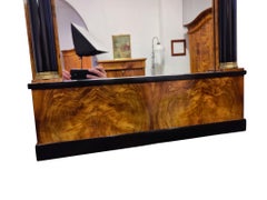 19. Jahrhundert, Biedermeier Wandspiegel in Nussbaum mit ebonisierten Säulen