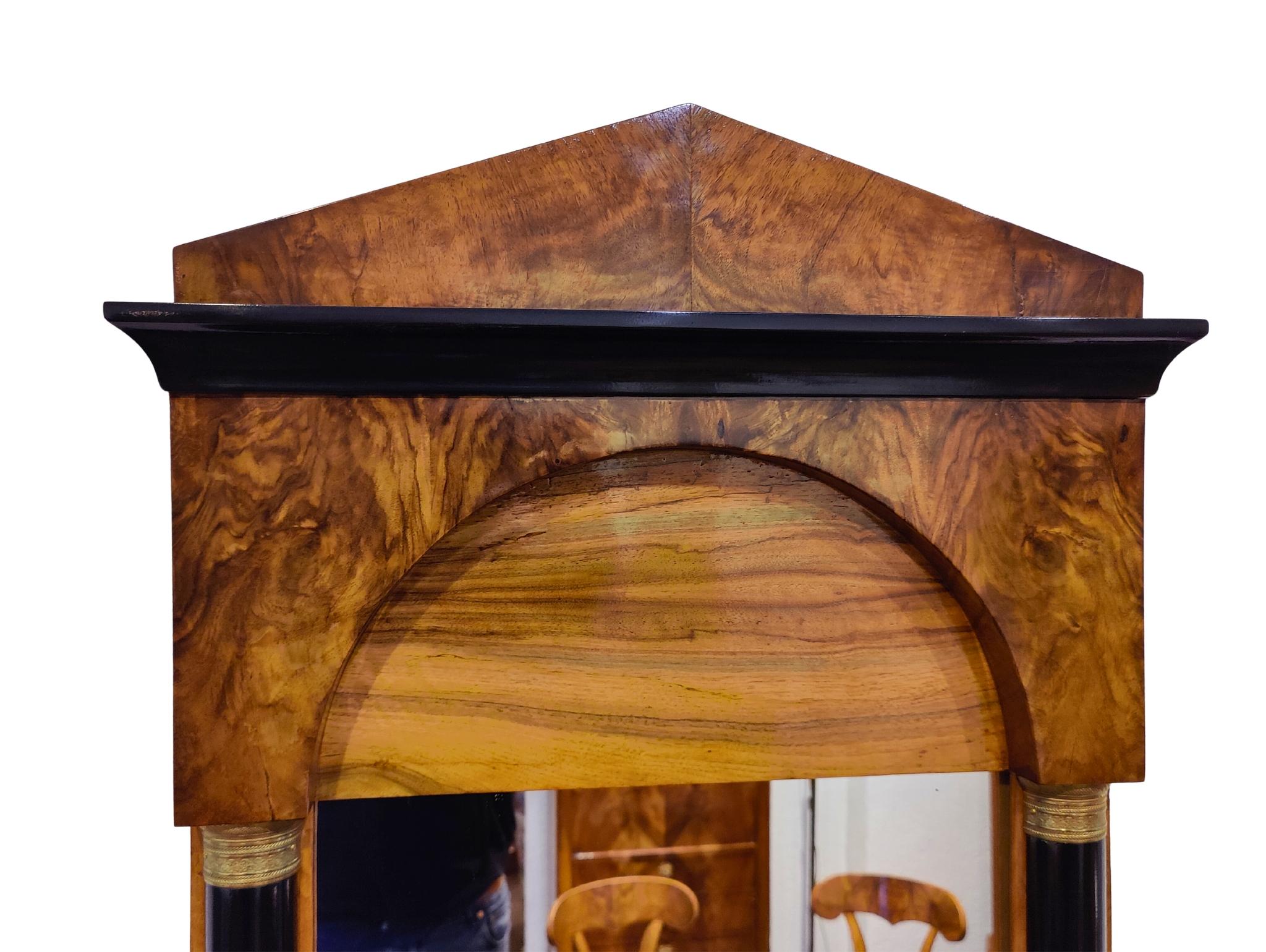 Allemand Miroir Biedermeier du 19e siècle en noyer avec colonnes ébonisées en vente