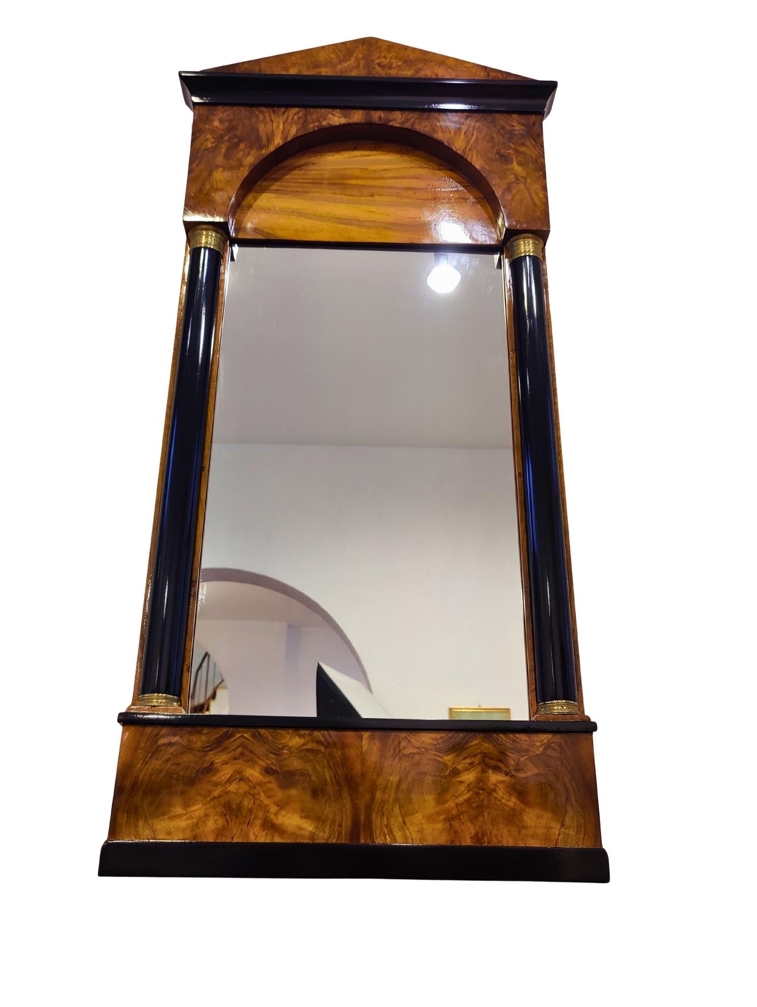 Poli Miroir Biedermeier du 19e siècle en noyer avec colonnes ébonisées en vente