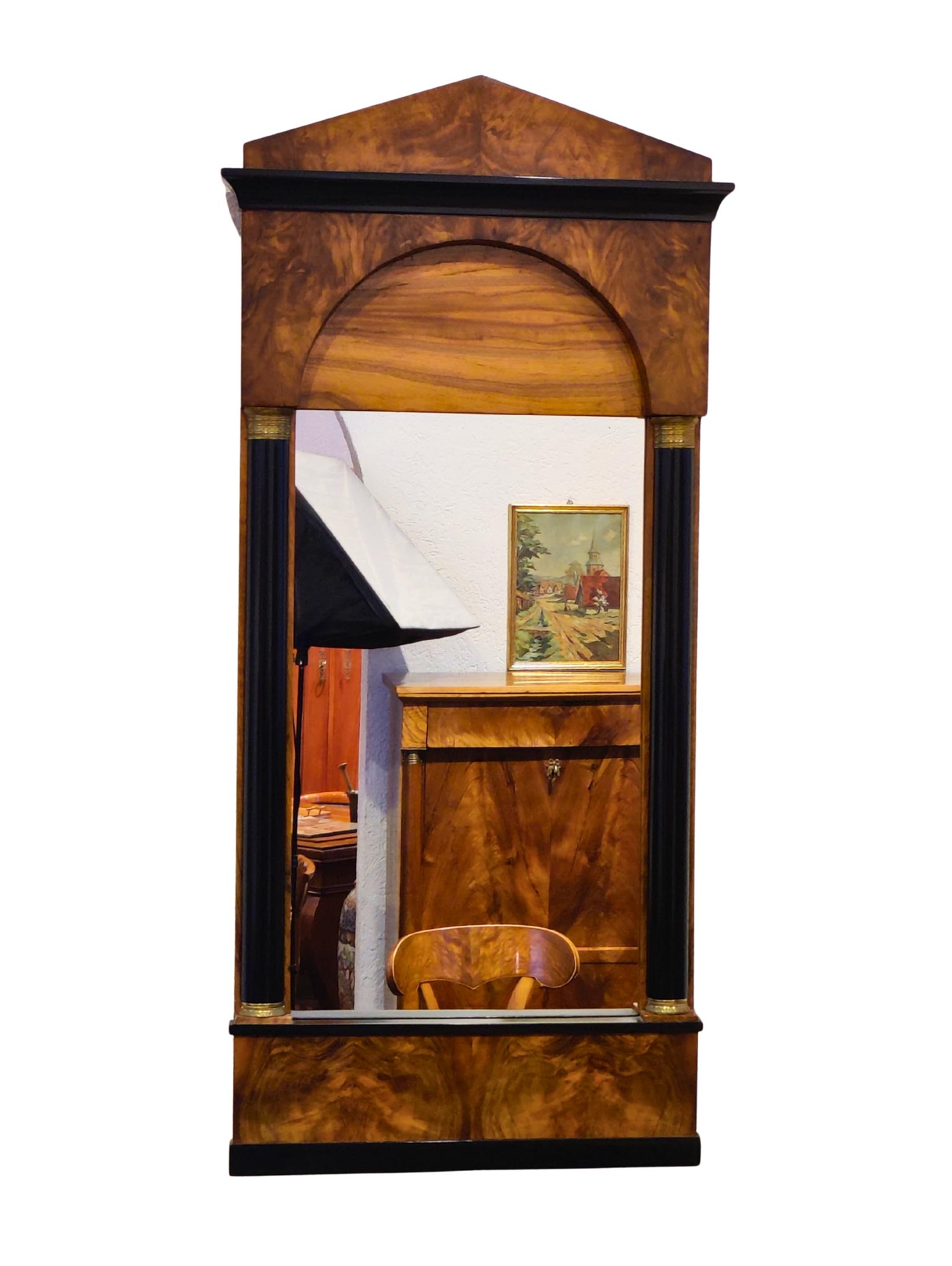 Miroir Biedermeier du 19e siècle en noyer avec colonnes ébonisées Bon état - En vente à Darmstadt, DE