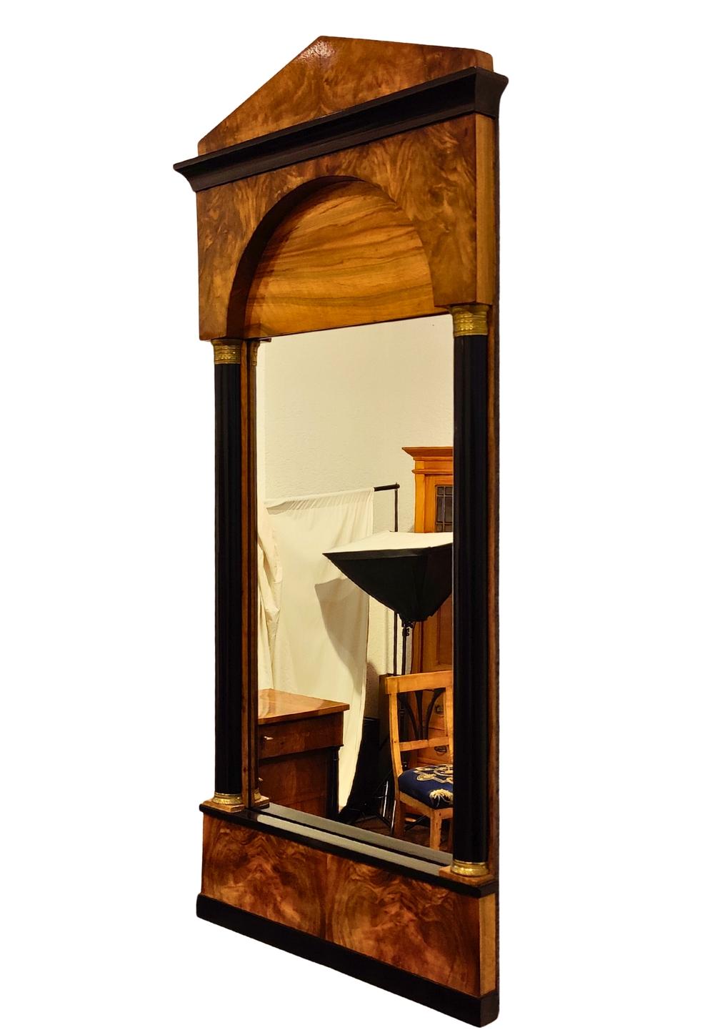 XIXe siècle Miroir Biedermeier du 19e siècle en noyer avec colonnes ébonisées en vente