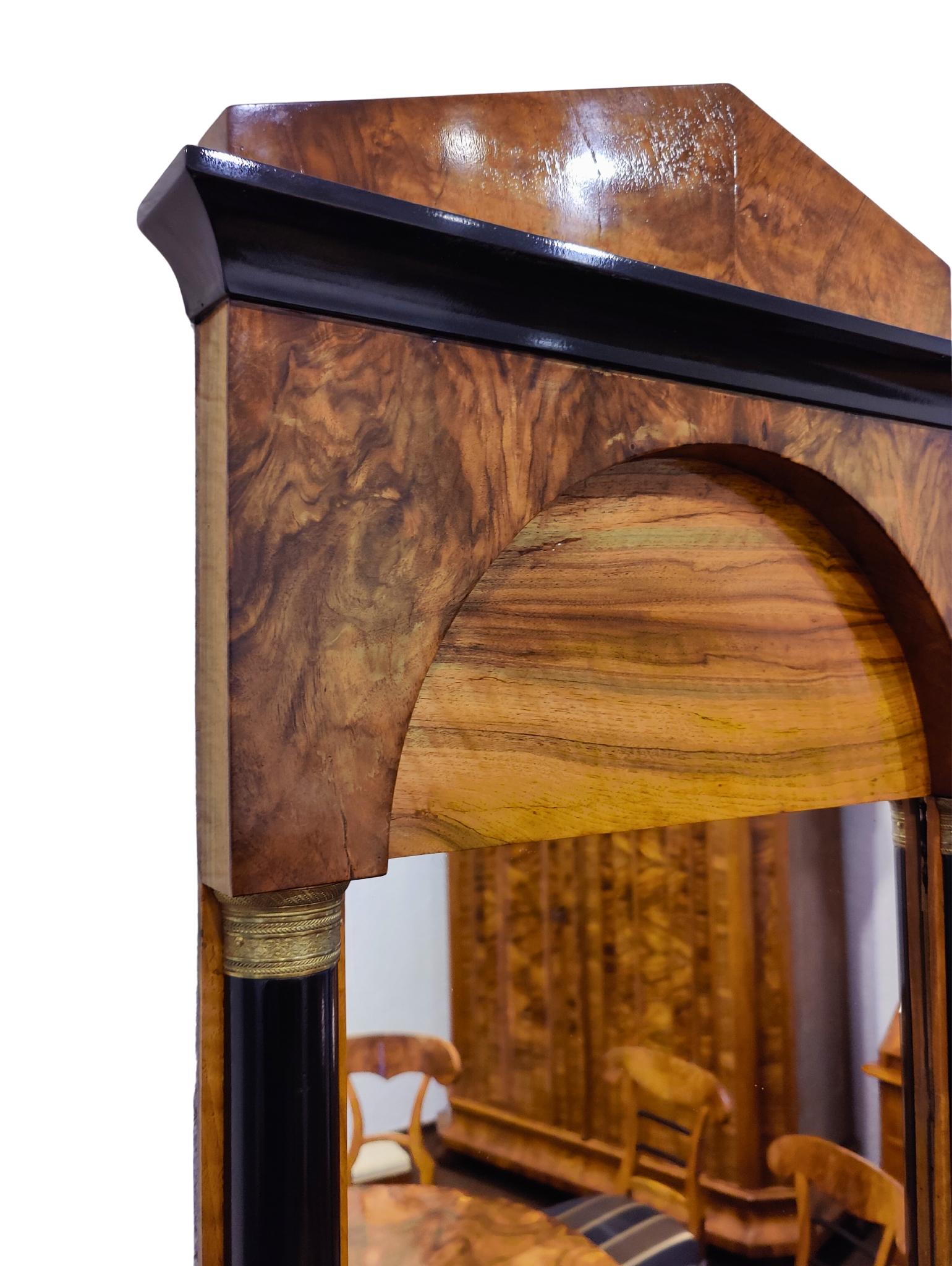 Miroir Biedermeier du 19e siècle en noyer avec colonnes ébonisées en vente 1