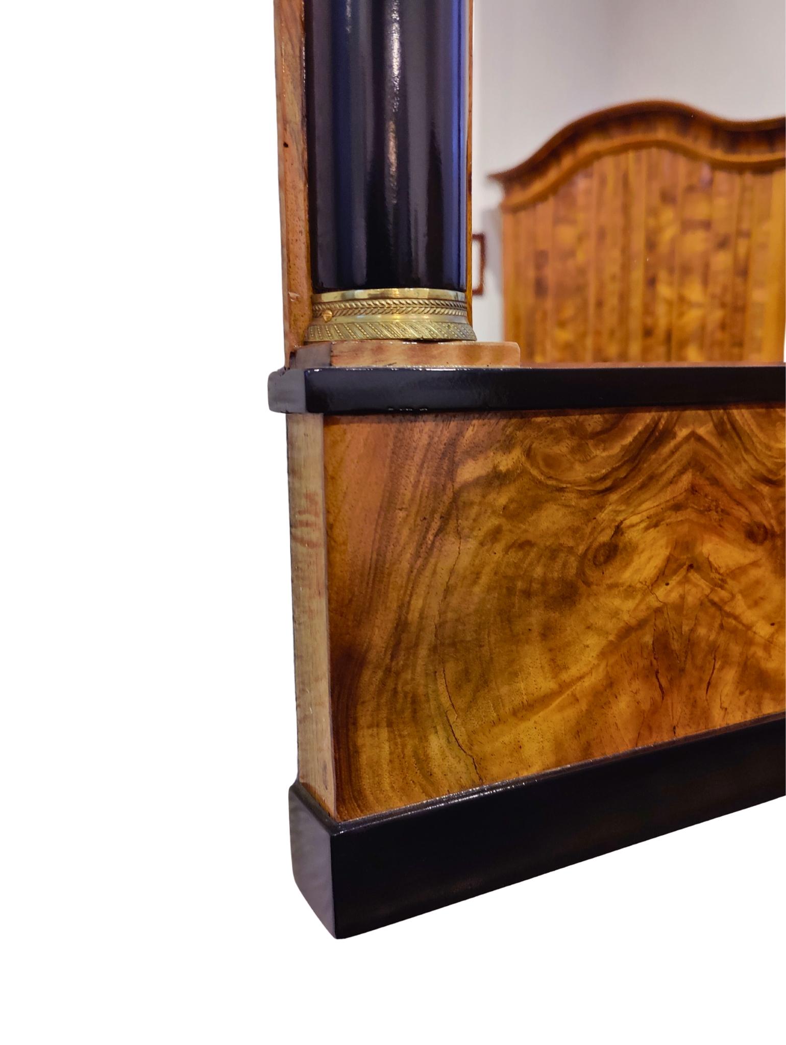 Miroir Biedermeier du 19e siècle en noyer avec colonnes ébonisées en vente 2