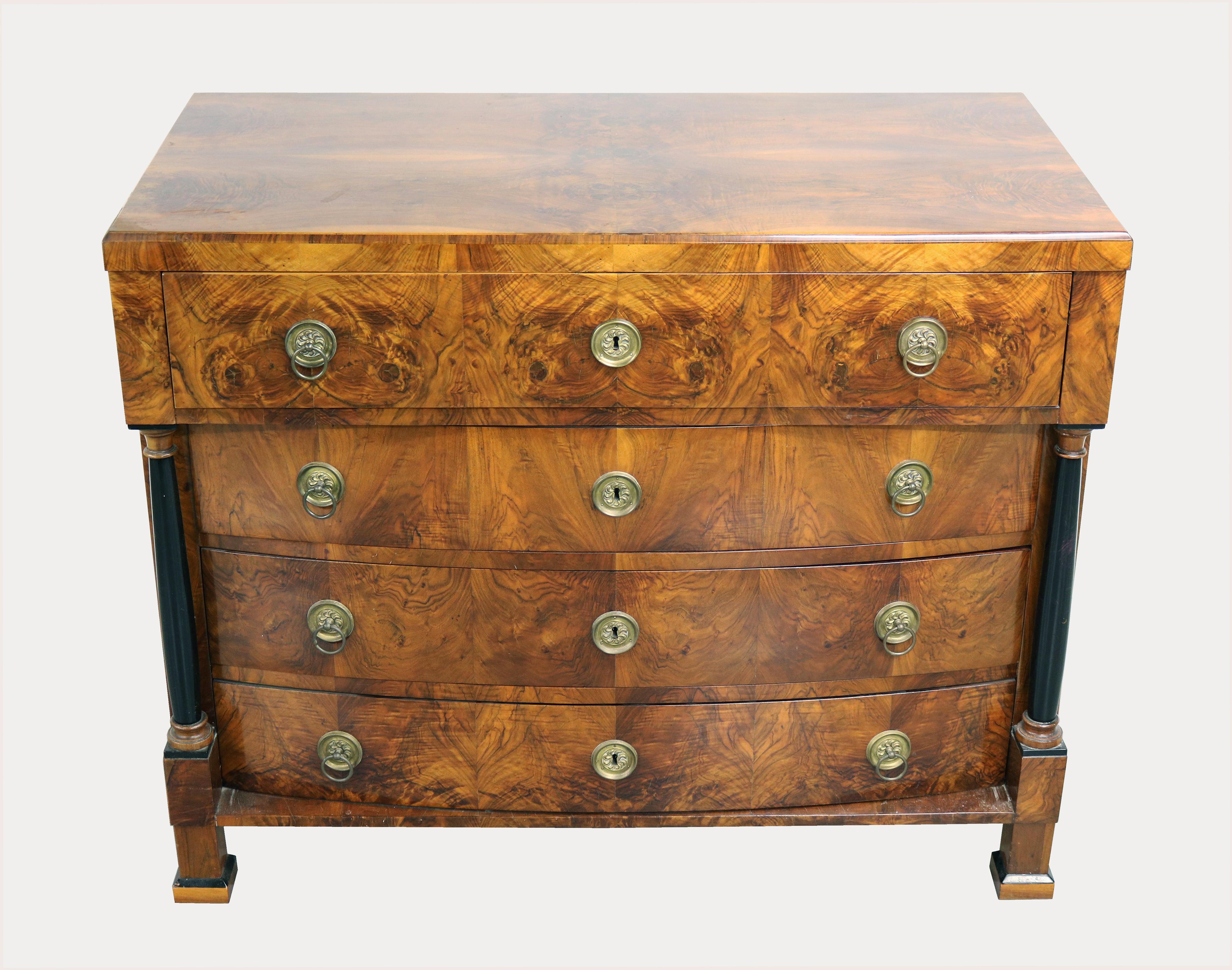 Hello,
This elegant early Biedermeier walnut bureau-commode is the best example of top-quality Viennese piece from circa 1820.

Viennese Biedermeier is distinguished by their sophisticated proportions, rare and refined design and excellent