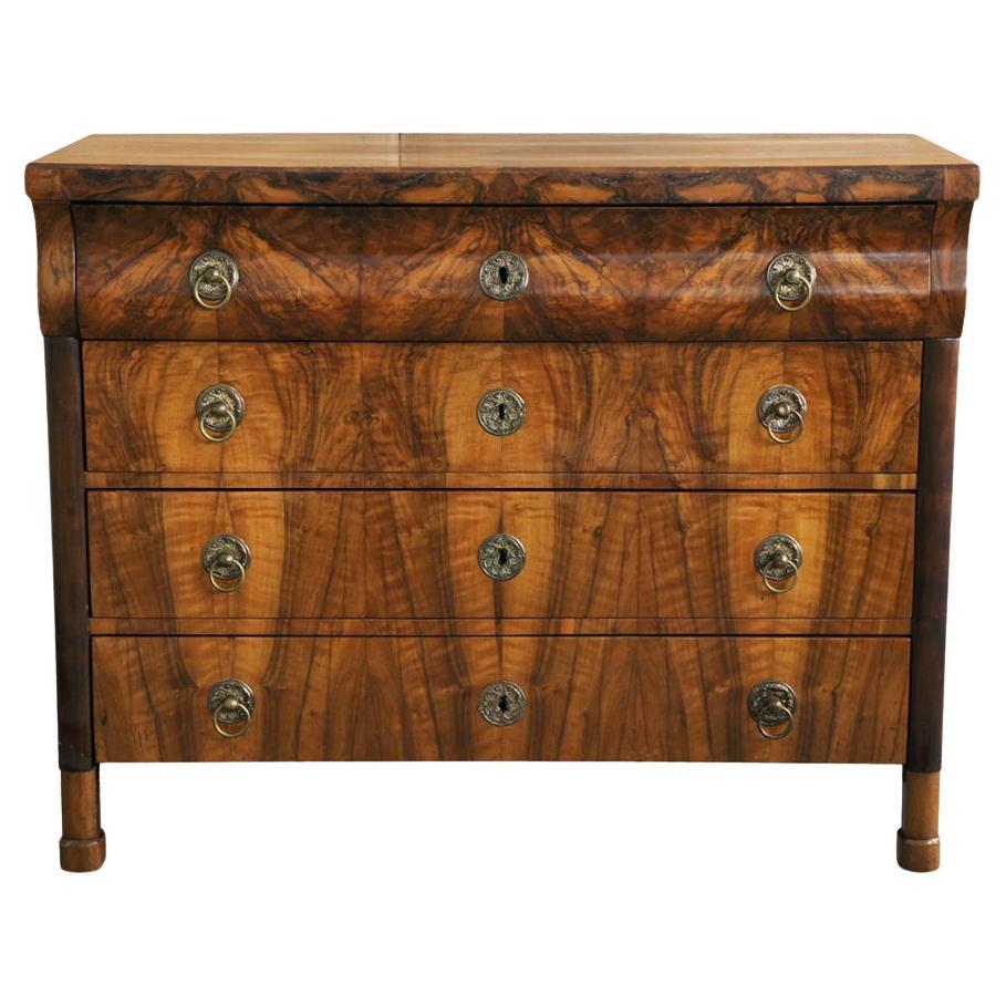 Biedermeier Bureau-Kommode aus Nussbaumholz, 19. Jahrhundert. Wiener Stadt, um 1825. im Angebot