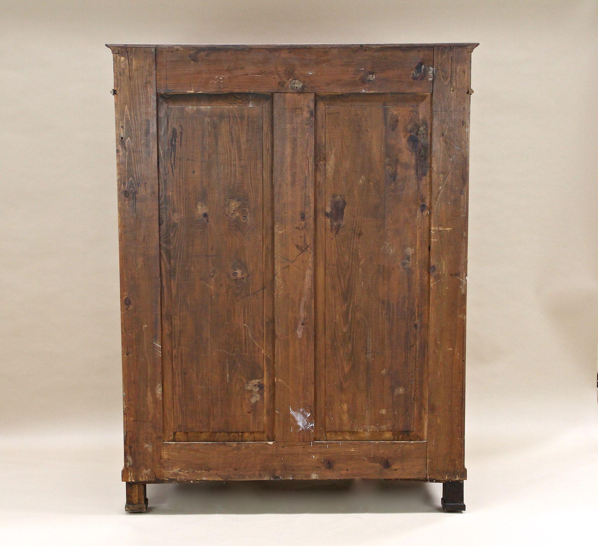 19th Century Biedermeier Walnut Cabinet/ Vitrine/ Bookcase, Austria ca. 1835 For Sale 5
