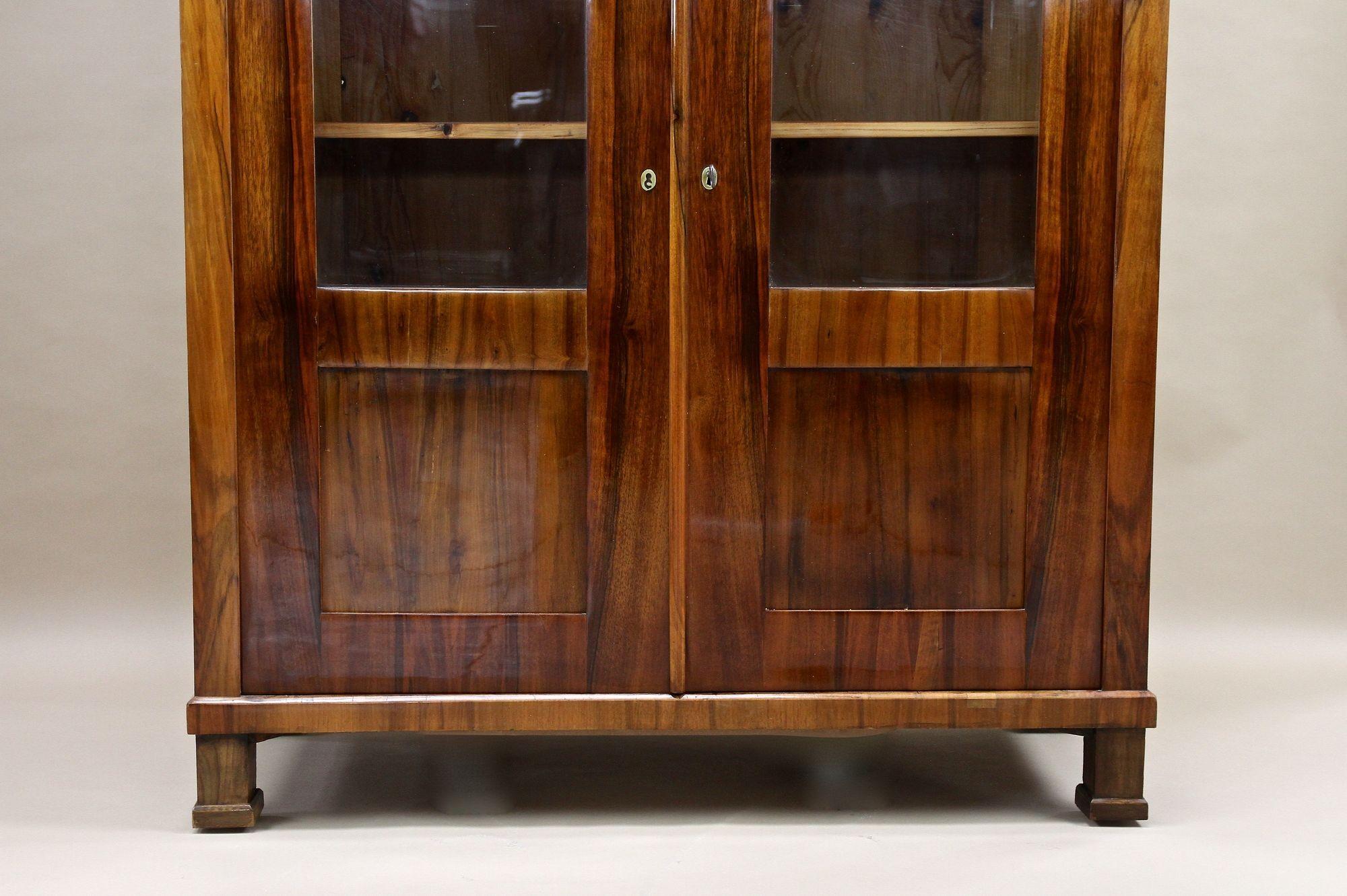 Polished 19th Century Biedermeier Walnut Cabinet/ Vitrine/ Bookcase, Austria ca. 1835 For Sale