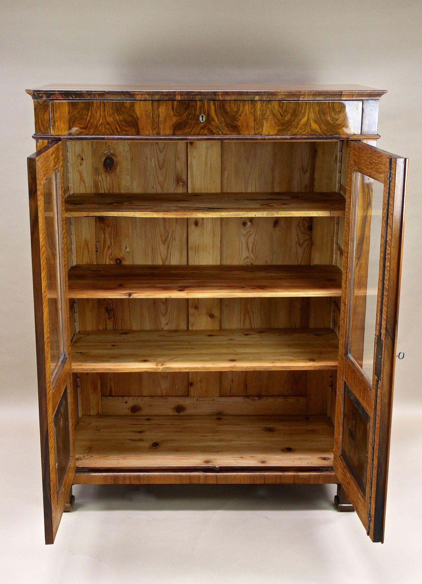 19th Century Biedermeier Walnut Cabinet/ Vitrine/ Bookcase, Austria ca. 1835 In Good Condition For Sale In Lichtenberg, AT