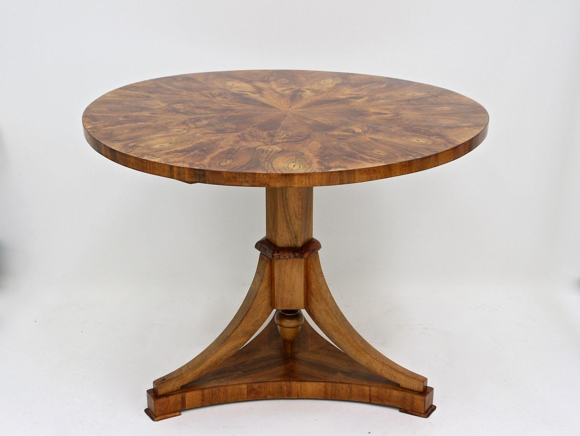Table de salle à manger Biedermeier du 19ème siècle, polie, datant d'environ 1830 en vente 3