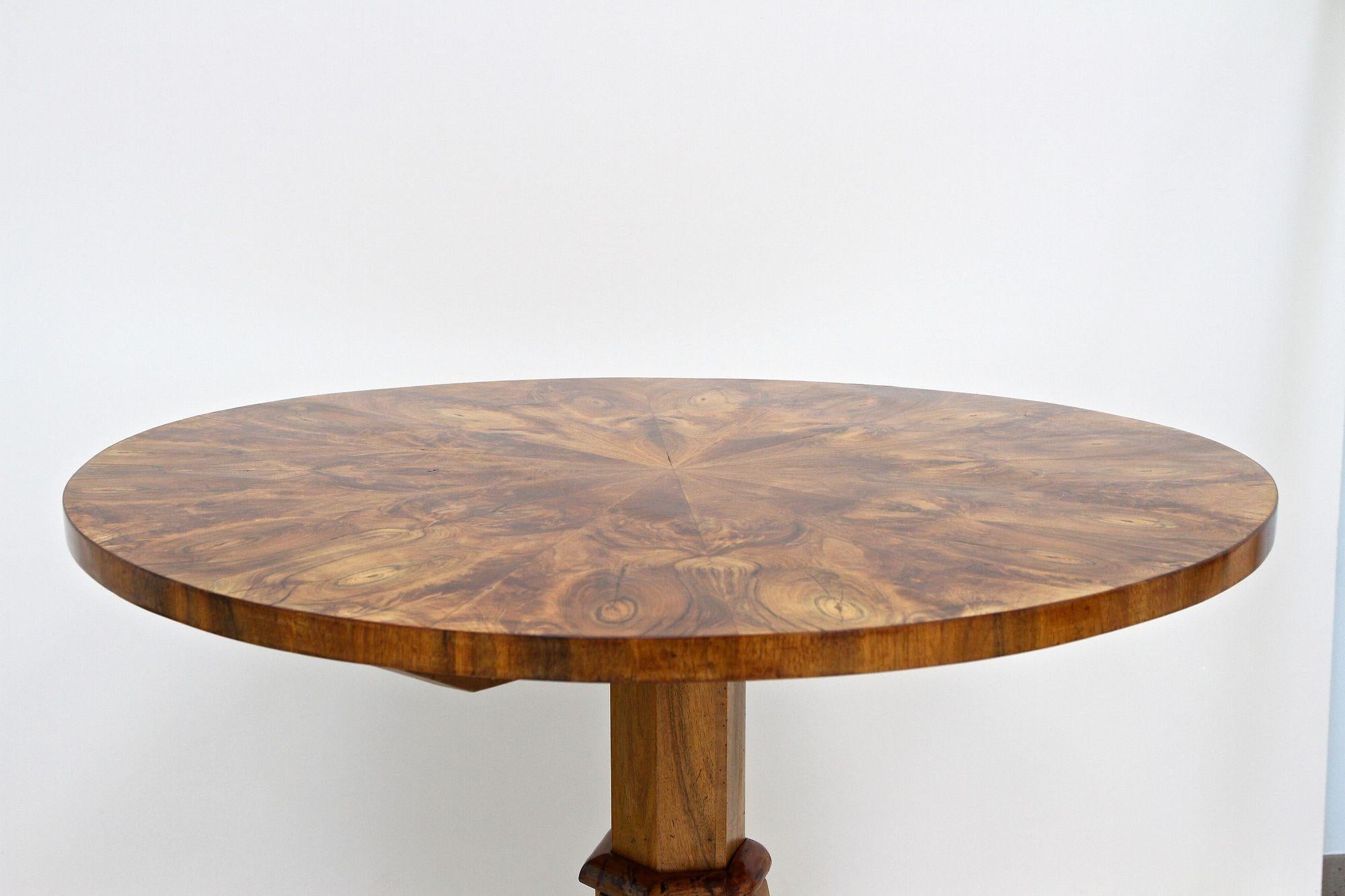 Table de salle à manger Biedermeier du 19ème siècle, polie, datant d'environ 1830 en vente 4