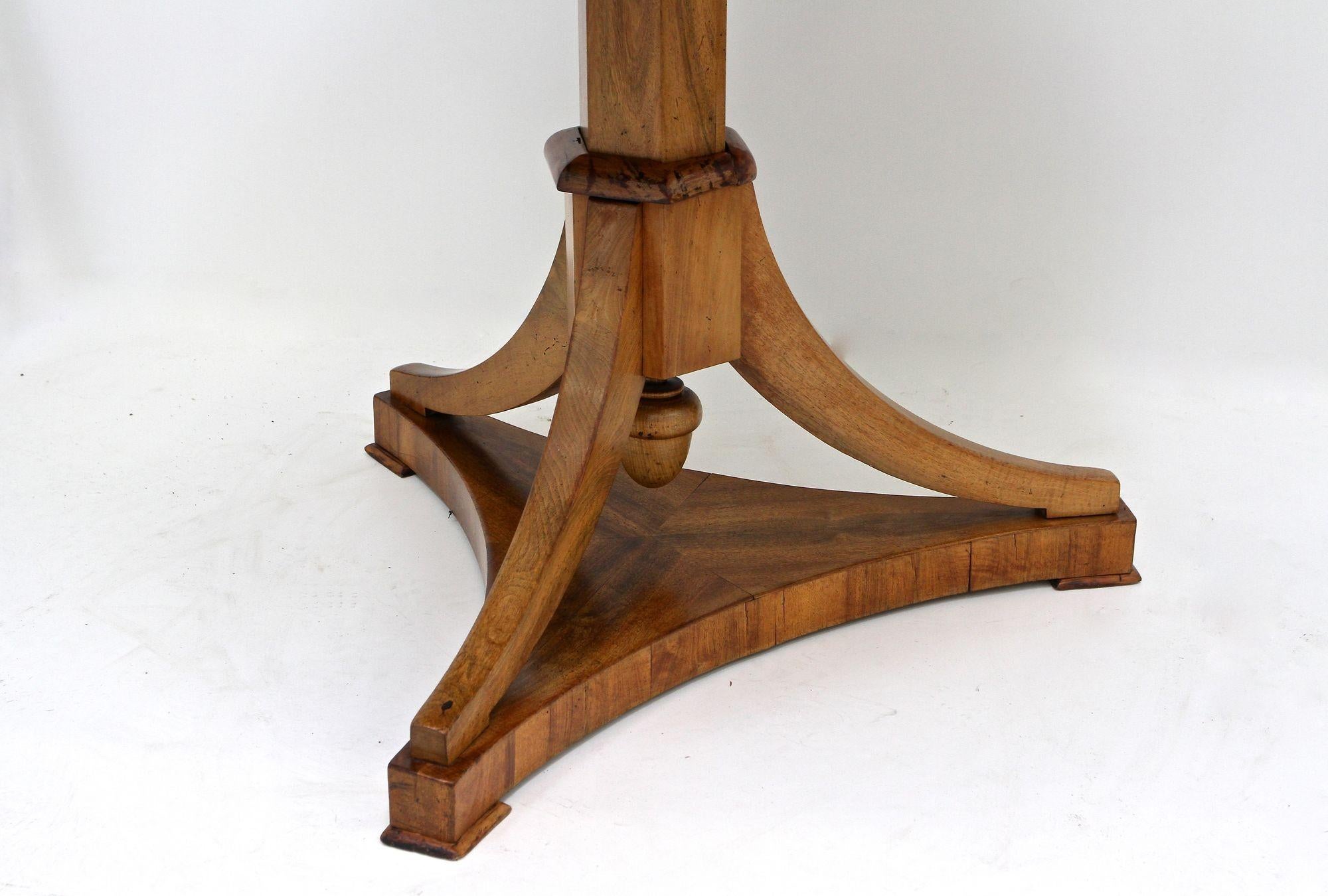 Table de salle à manger Biedermeier du 19ème siècle, polie, datant d'environ 1830 en vente 6