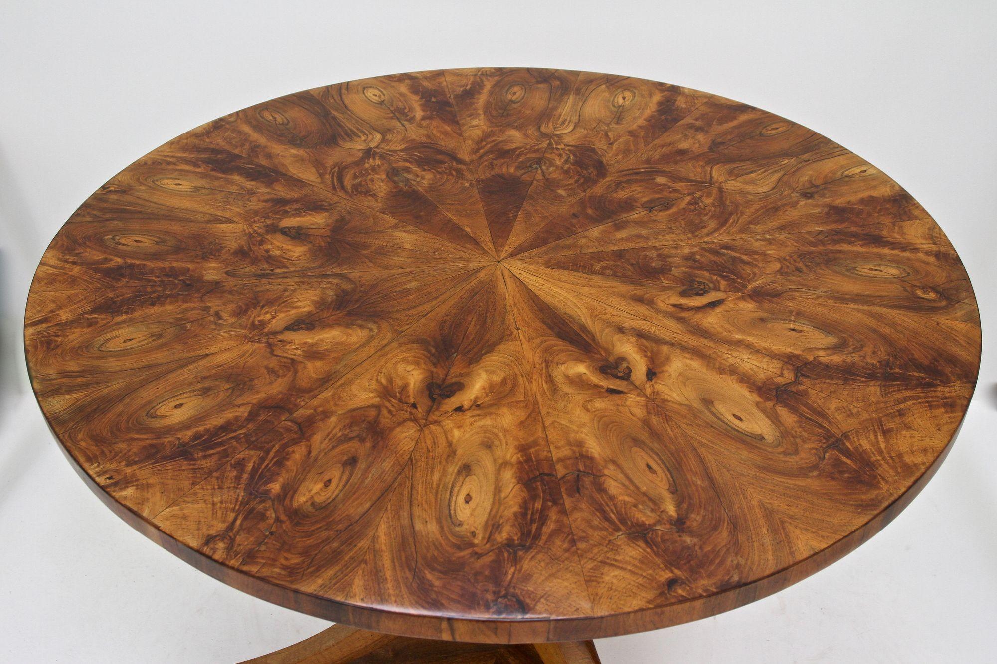 Superbe table ronde de salle à manger Biedermeier du début du 19ème siècle provenant de la célèbre période Biedermeier à Vienne / Autriche. Fabriquée à la main vers 1830, cette fantastique table Biedermeier ancienne en bois de noyer impressionne par