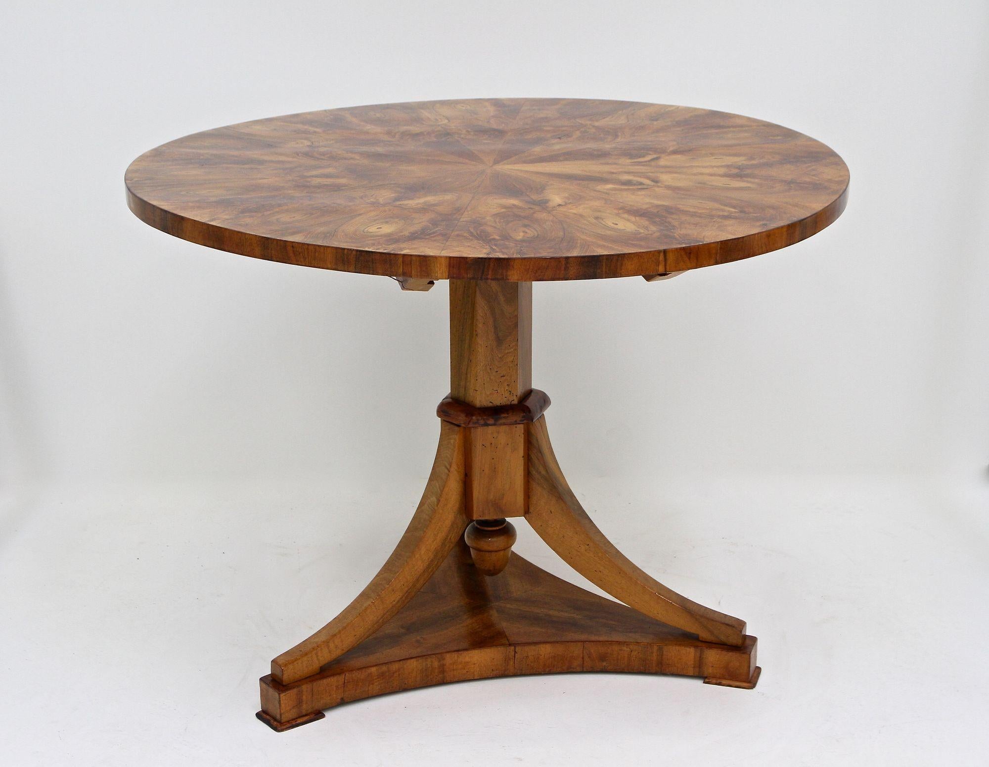 Poli Table de salle à manger Biedermeier du 19ème siècle, polie, datant d'environ 1830 en vente