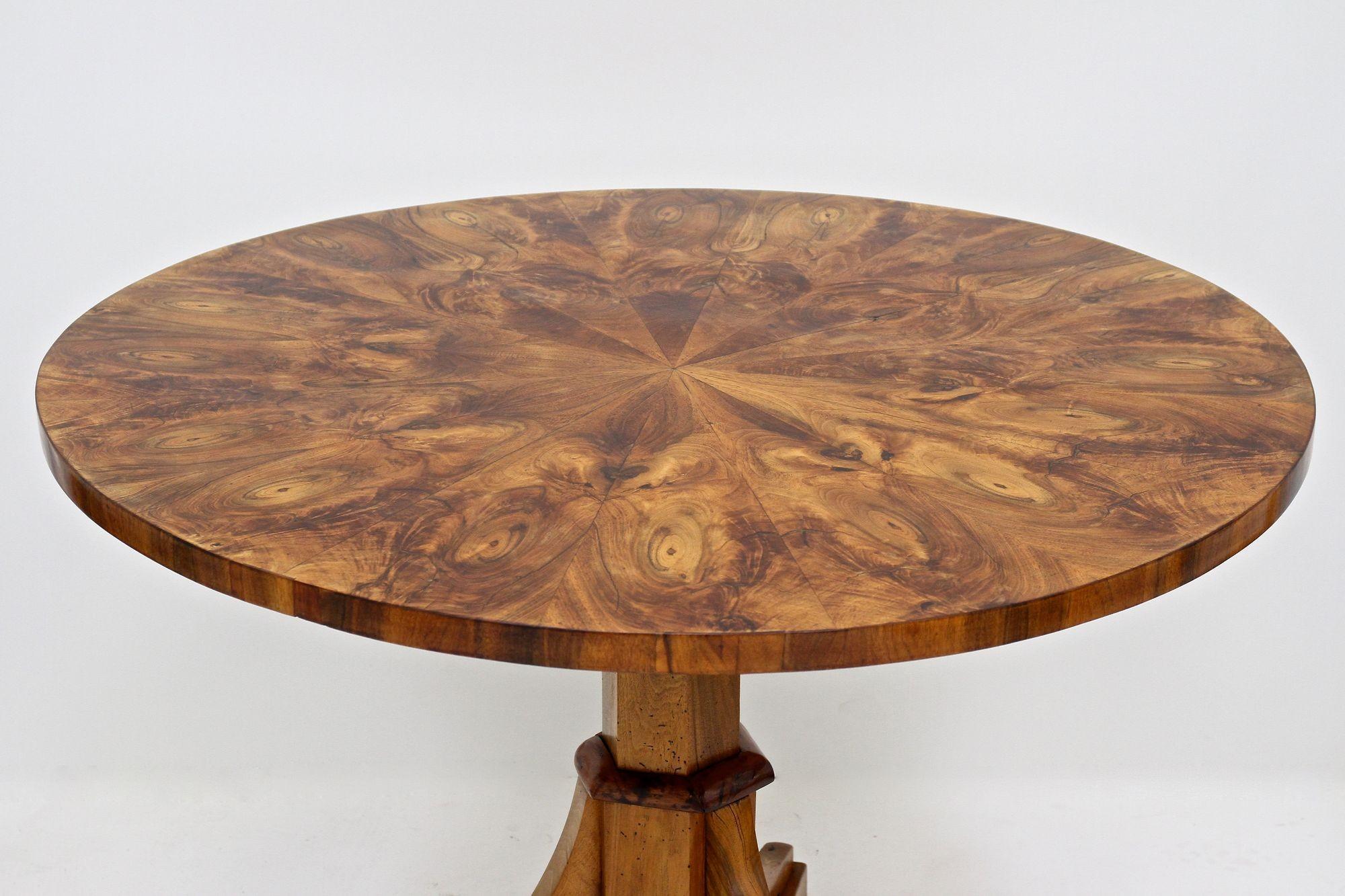 Table de salle à manger Biedermeier du 19ème siècle, polie, datant d'environ 1830 Bon état - En vente à Lichtenberg, AT