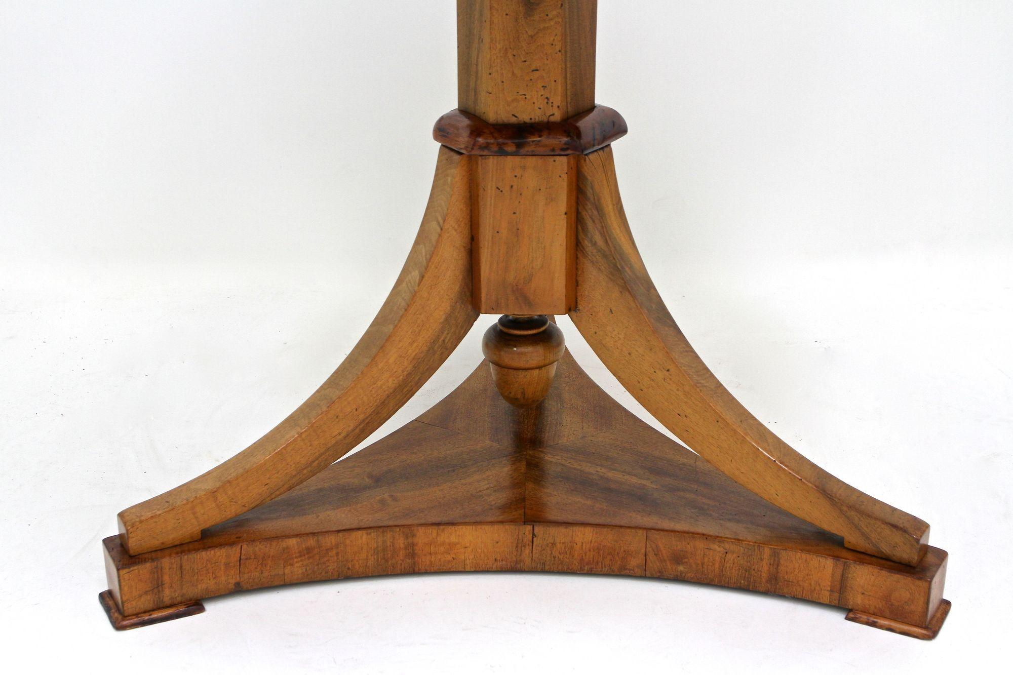 XIXe siècle Table de salle à manger Biedermeier du 19ème siècle, polie, datant d'environ 1830 en vente
