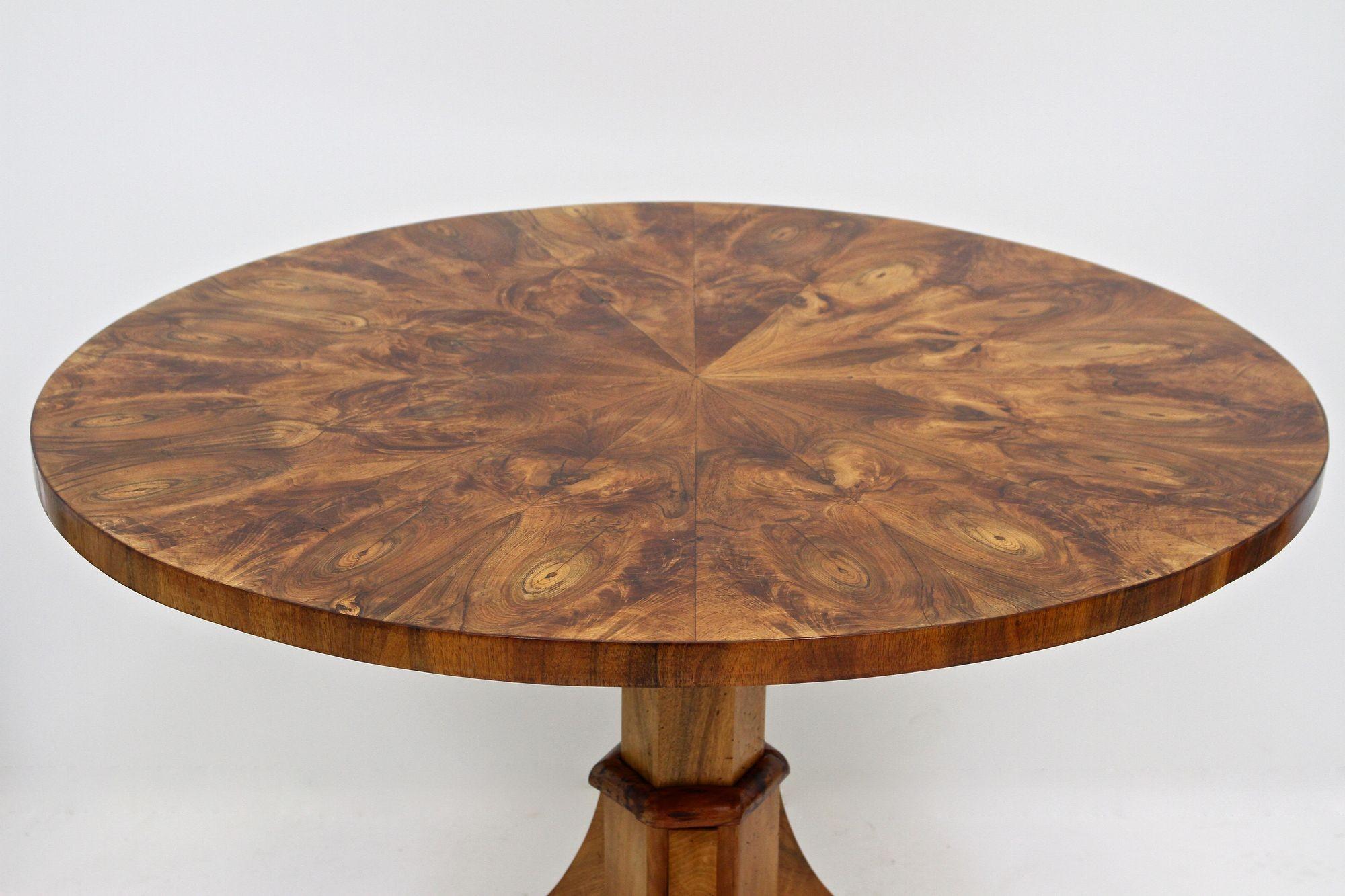 Table de salle à manger Biedermeier du 19ème siècle, polie, datant d'environ 1830 en vente 1