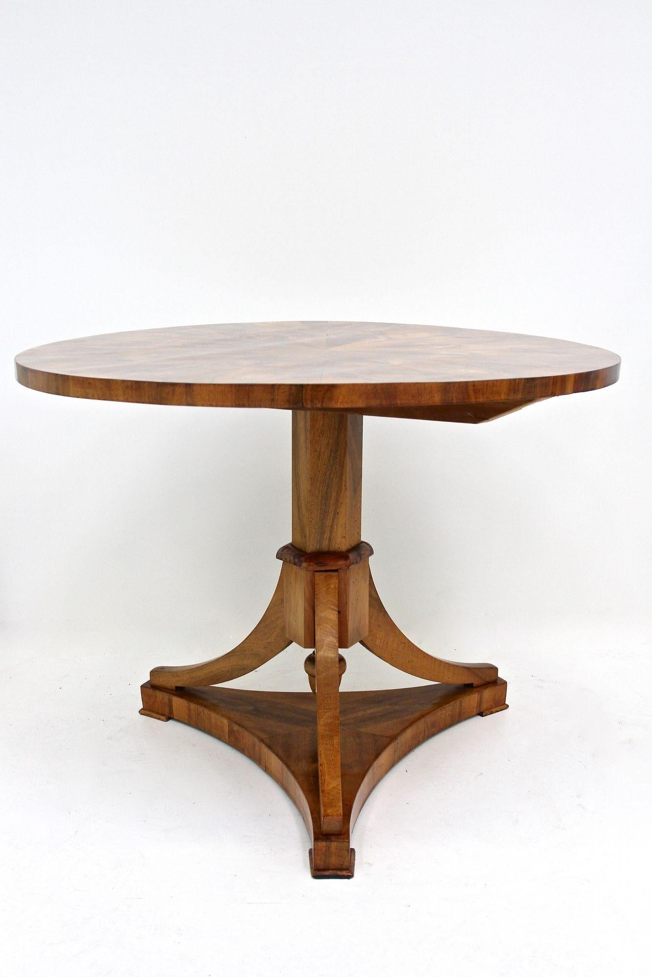 Table de salle à manger Biedermeier du 19ème siècle, polie, datant d'environ 1830 en vente 2