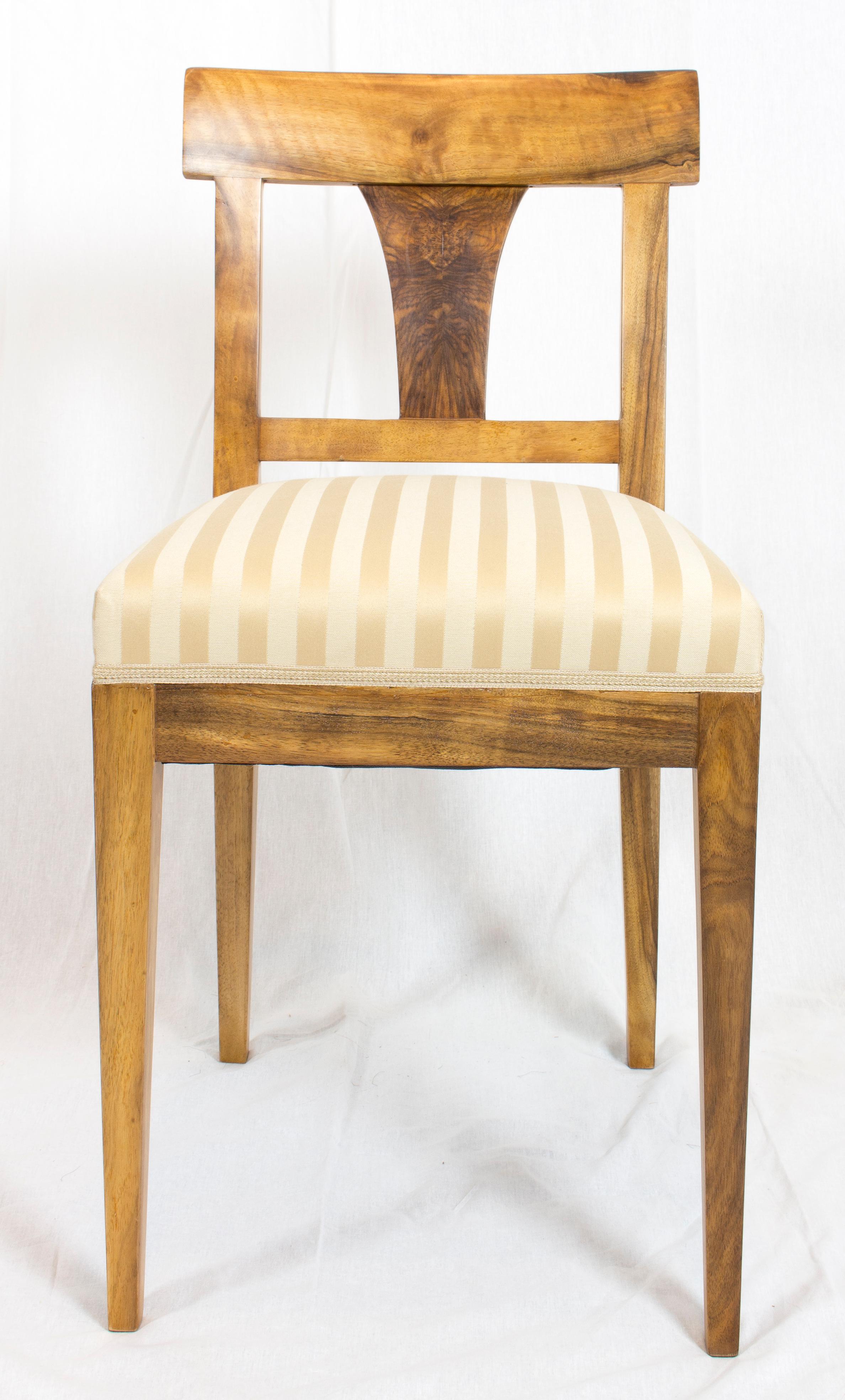 Ein Stuhl aus der Zeit des Biedermeier, um 1830. Der Stuhl ist aus massivem Nussbaumholz gefertigt. Der Stuhl ist neu gepolstert.
In sehr gutem restauriertem Zustand. Die Oberfläche ist halbglänzend und sehr glatt.