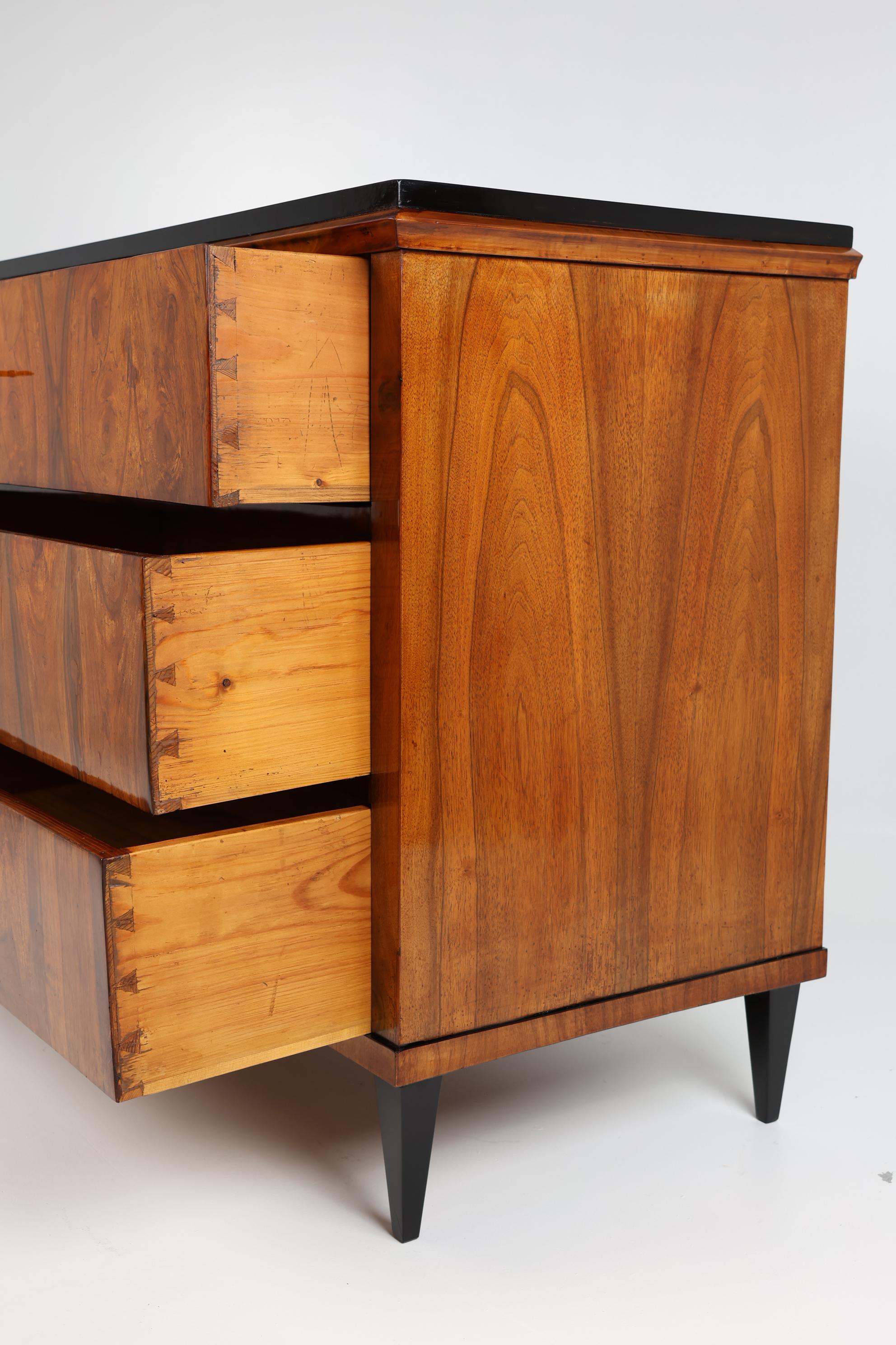 Cassettiera in noce Biedermeier del XIX secolo in vendita 6