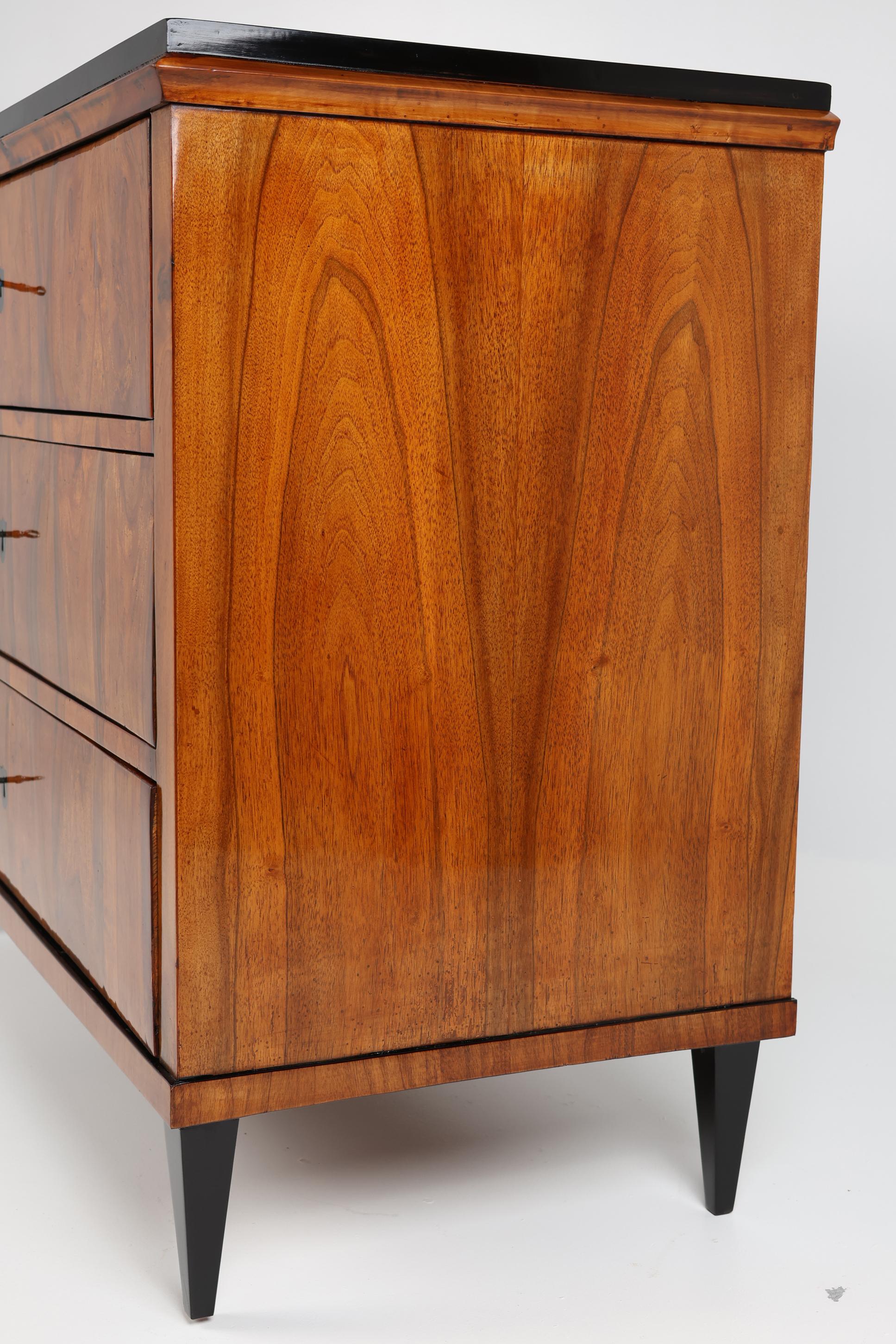 Cassettiera in noce Biedermeier del XIX secolo in vendita 7