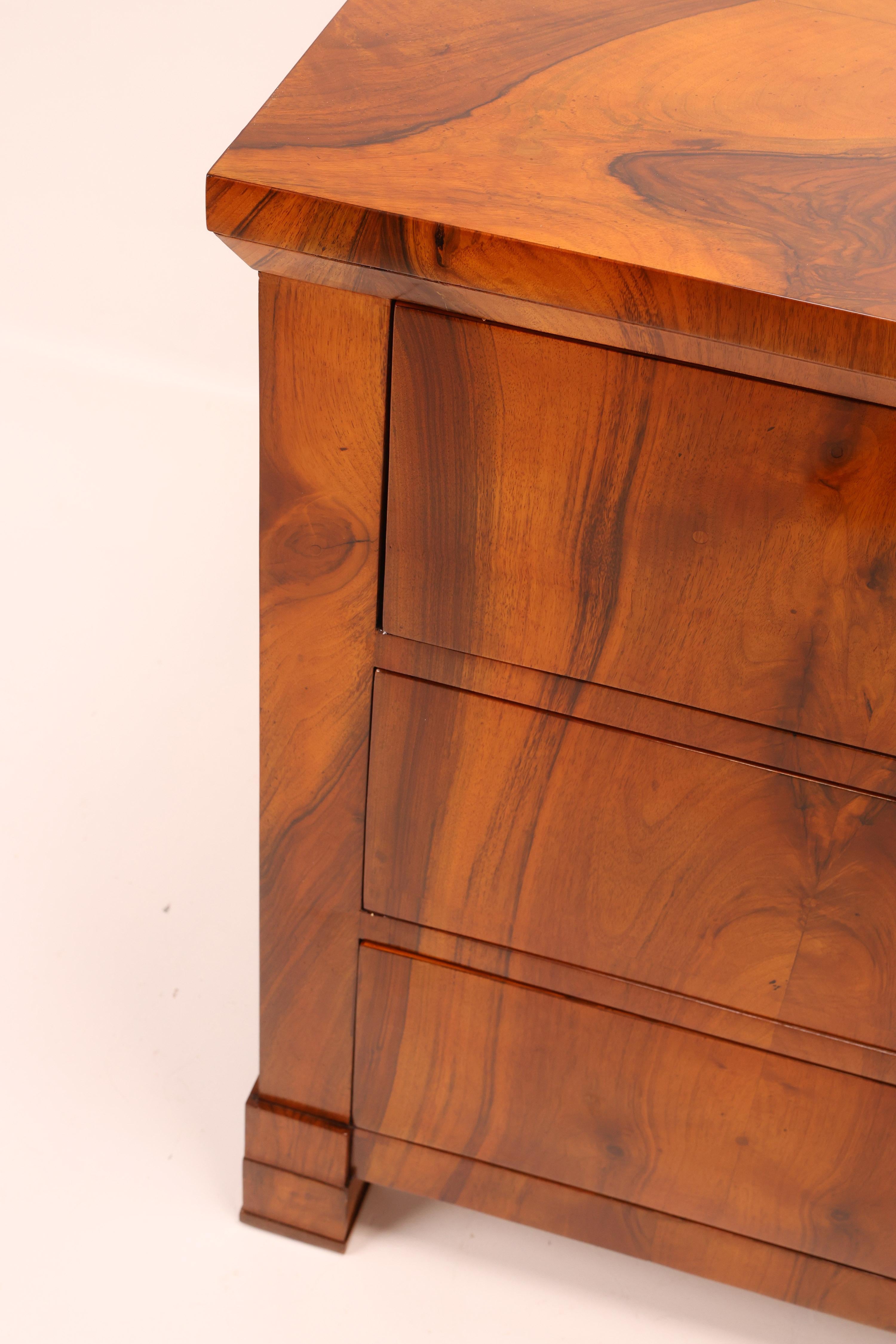 19th Century Biedermeier Walnut Chest of Drawers For Sale 10