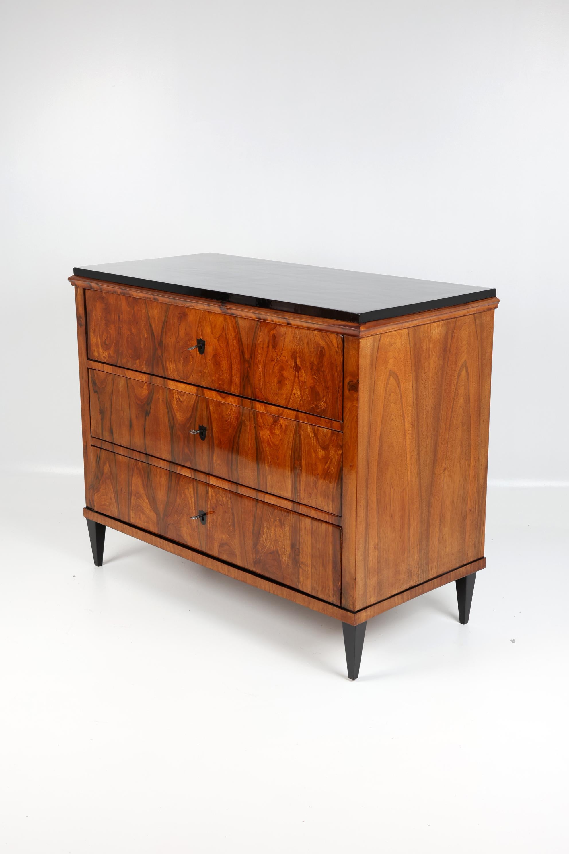 Cassettiera in noce Biedermeier del XIX secolo in vendita 11