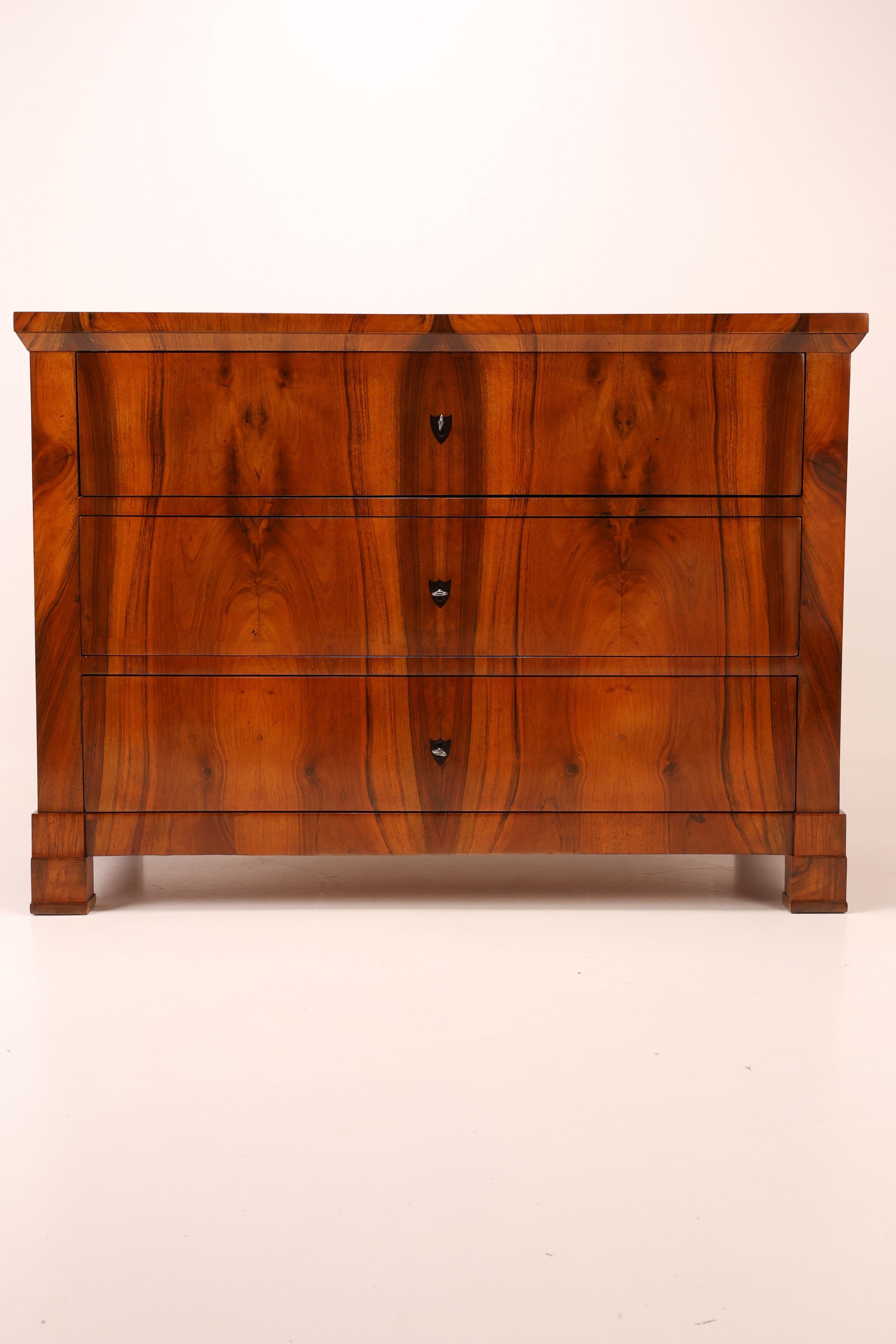 19th Century Biedermeier Walnut Chest of Drawers

A beautifully proportioned mid 19th-century Biedermeier chest of drawers, crafted in richly figured walnut and displaying the elegant simplicity characteristic of the period. The piece features three